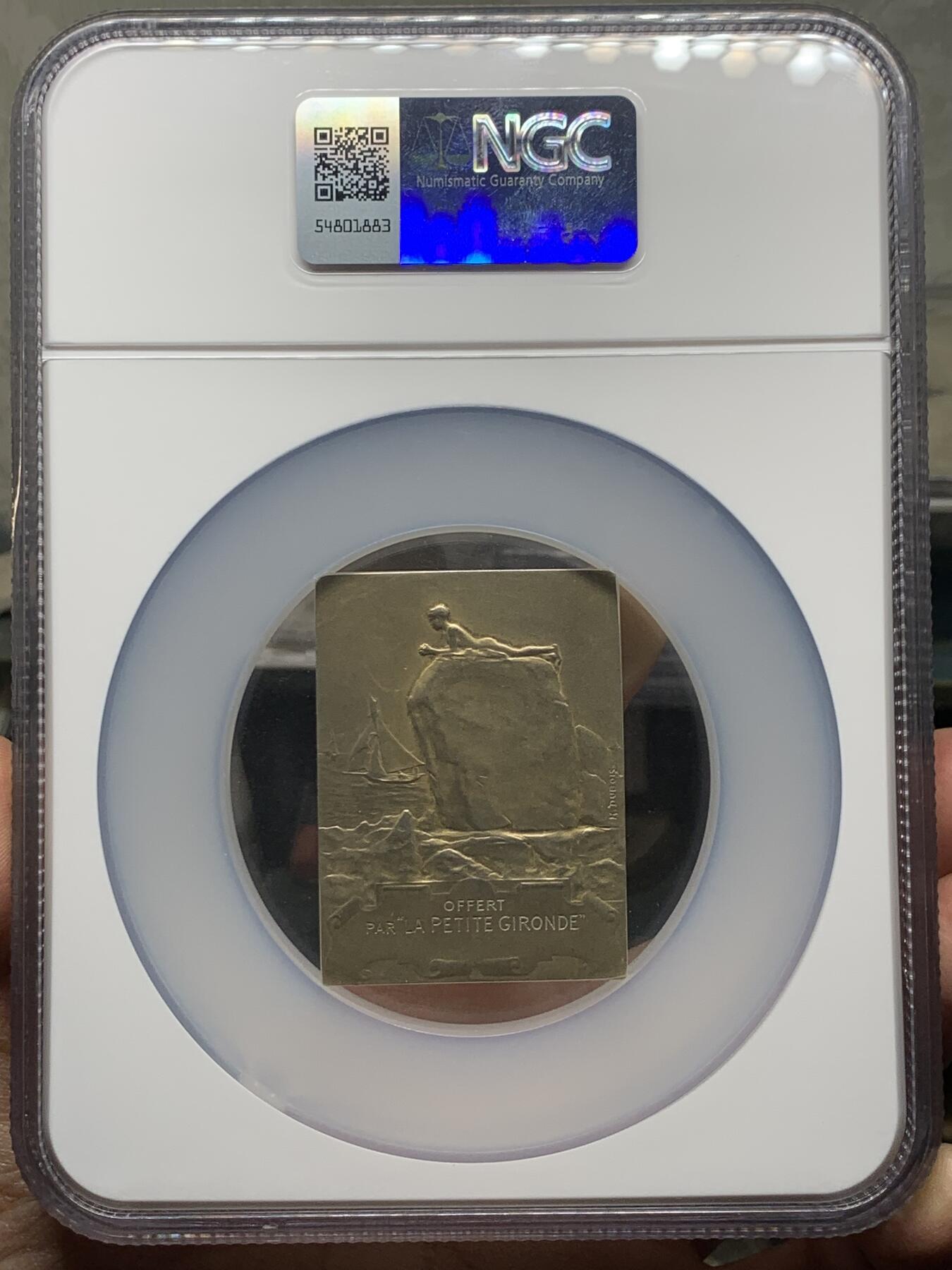 《竞宝斋》第360场 周日，周一  2场连拍 （全场包邮） NGC MS63 法国拥抱朝阳镀金银章，大师迪布瓦 Henri Dubois（双面刻印）百年古董原版，巴黎造币厂精品章。极少见双面图案，正面少女端坐悬崖旁，张开双手拥抱清晨阳光，就如海子的诗“面向大海，春暖花开”。背面一小男孩趴在礁石上玩耍，远处帆船。55mm、56.21g 、950银，加大加厚盒。