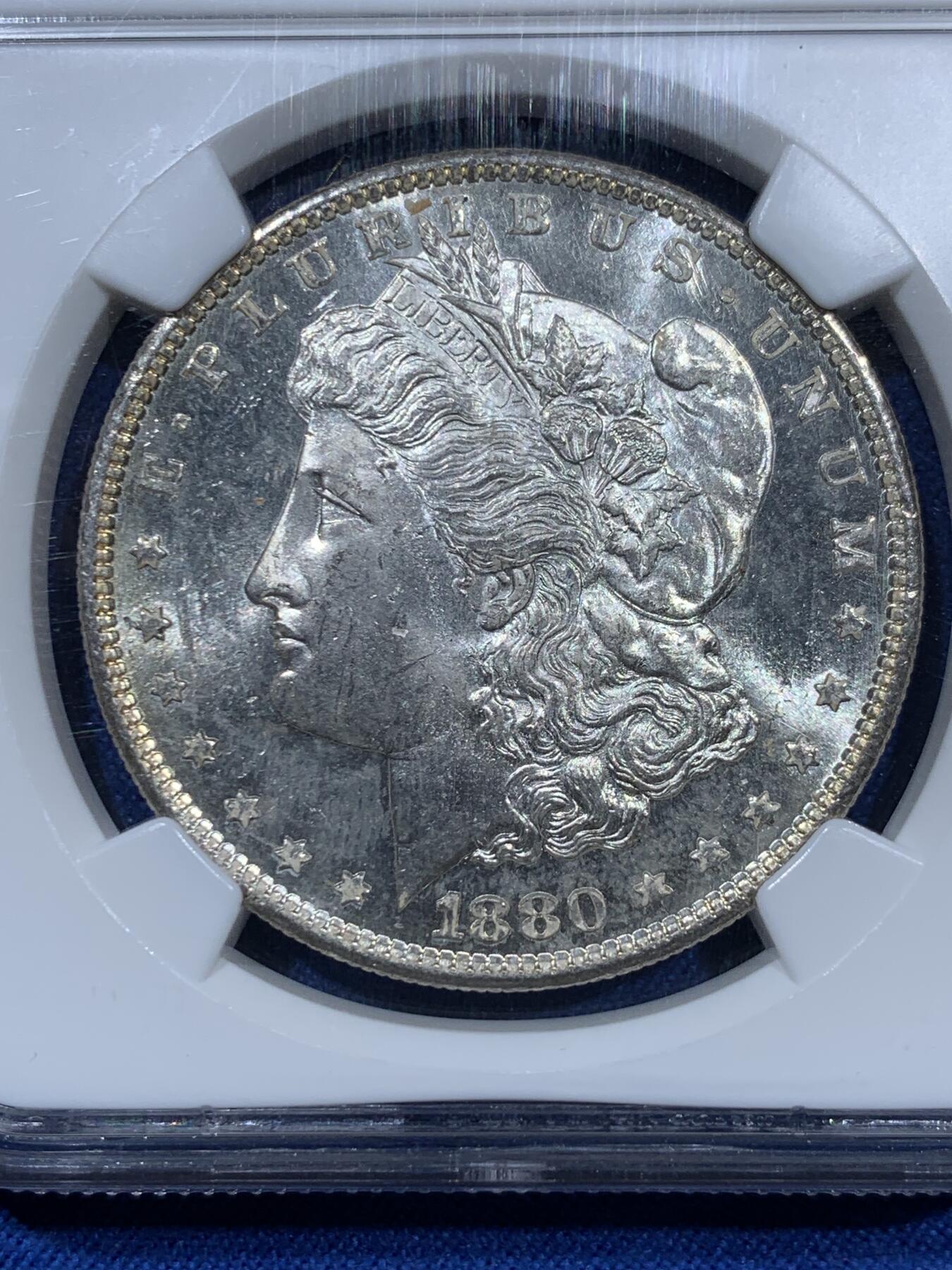 《竞宝斋》第360场 周日，周一  2场连拍 （全场包邮） NGC MS64 美国1880-S摩根1美元银币 老盒标签 背面带彩 状态非常好