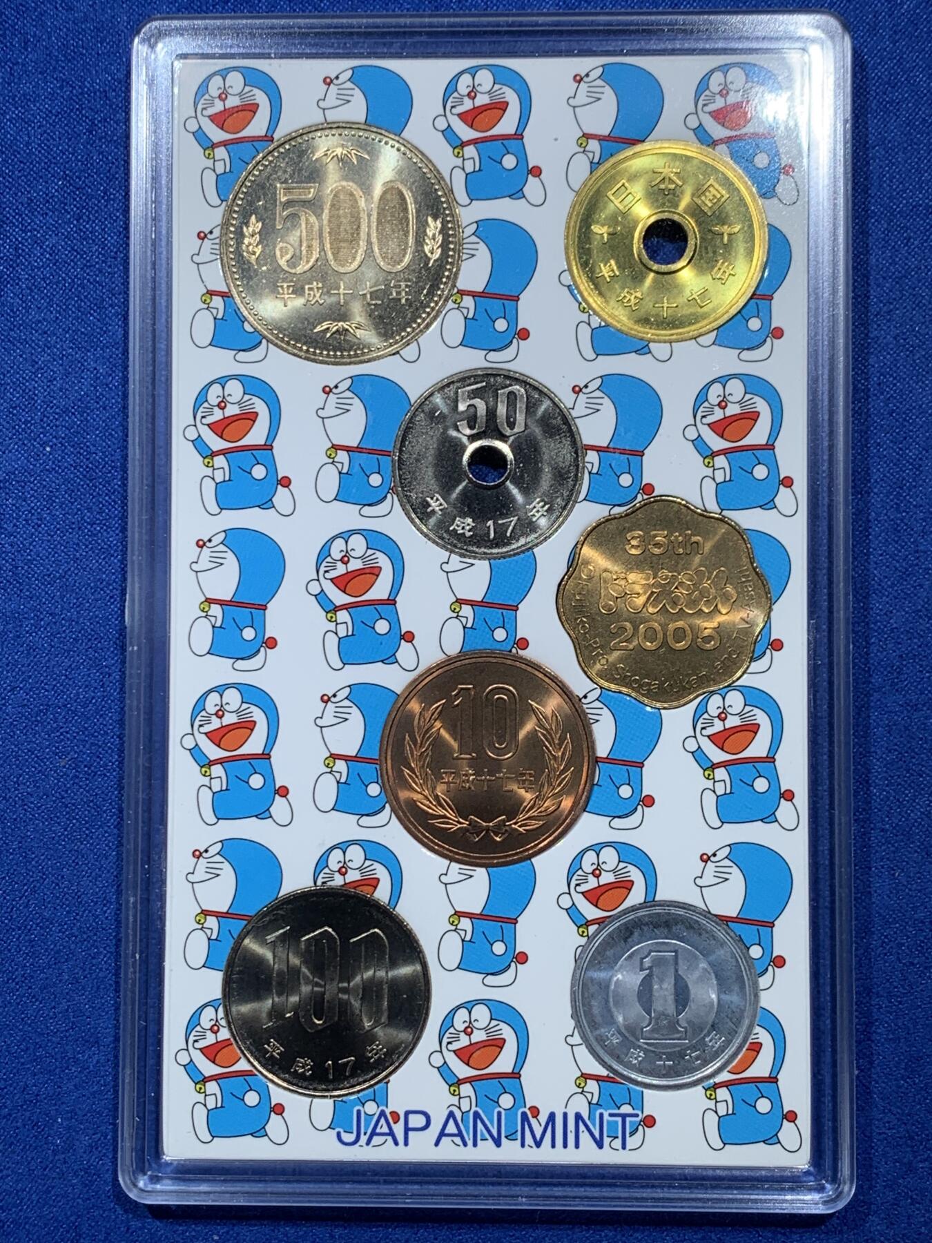 《竞宝斋》第360场 周日，周一  2场连拍 （全场包邮） 日本2005年哆啦A梦诞生35周年纪念套币 八音盒造型装上电池就可以播放主题曲 满满的回忆杀