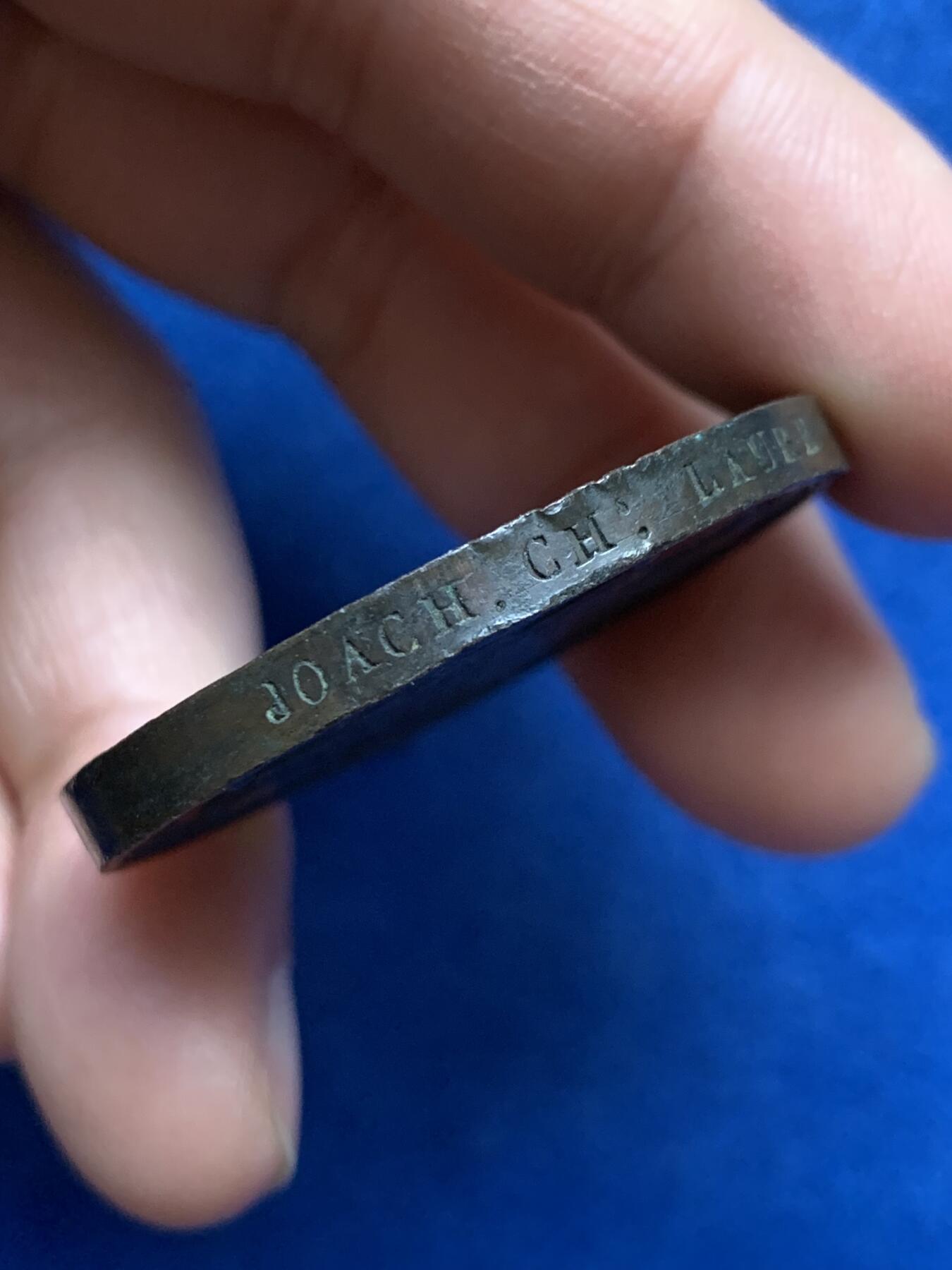 《竞宝斋》第360场 周日，周一  2场连拍 （全场包邮） 法国1693年路易十四国王军事奖章，罕见边铭，颁发时间为1762年，38.18克，40.6mm