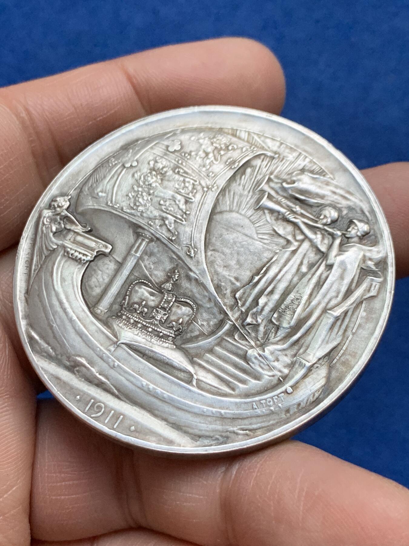 《竞宝斋》第360场 周日，周一  2场连拍 （全场包邮） 乔治五世1911年加冕大银章，51.8mm，73.1克，大银章少见，带原盒