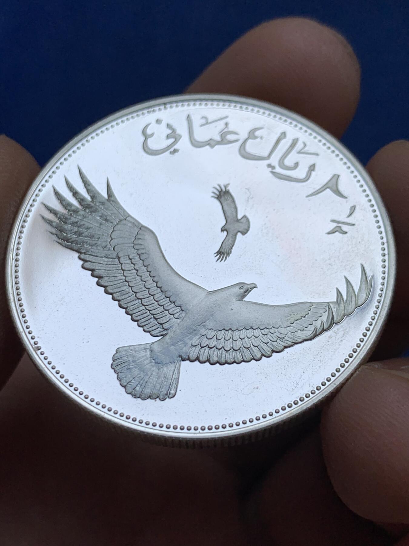 《竞宝斋》第360场 周日，周一  2场连拍 （全场包邮） 阿曼1987年世界野生动物苍鹰2.5里亚尔精制银币，重28.28g，925银，PROOF精制币，币面干净，状态极佳。