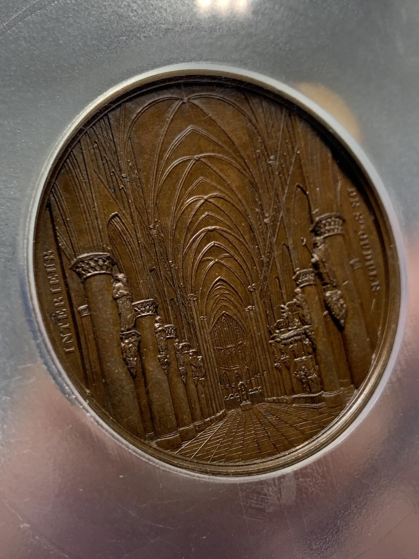 《竞宝斋》第360场 周日，周一  2场连拍 （全场包邮） PCGS SP63 比利时1845年布鲁塞尔圣米歇尔及圣古都勒大教堂纪念大铜章，高浮雕教堂细节极好，PCGS大盒封装。