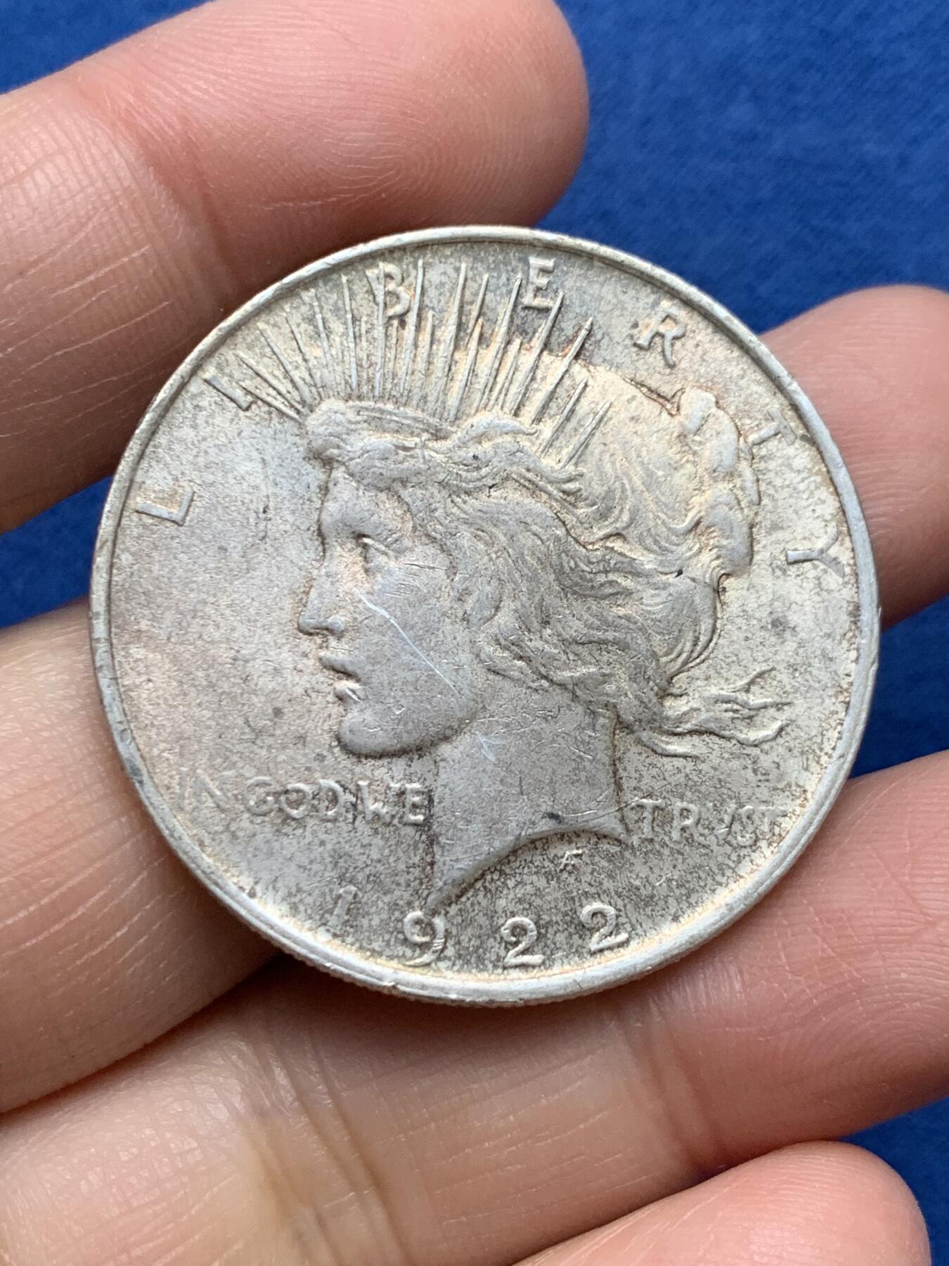 《竞宝斋》第360场 周日，周一  2场连拍 （全场包邮） 美国 1922年 1美元 和平银币 原光金彩好状态 细节见图