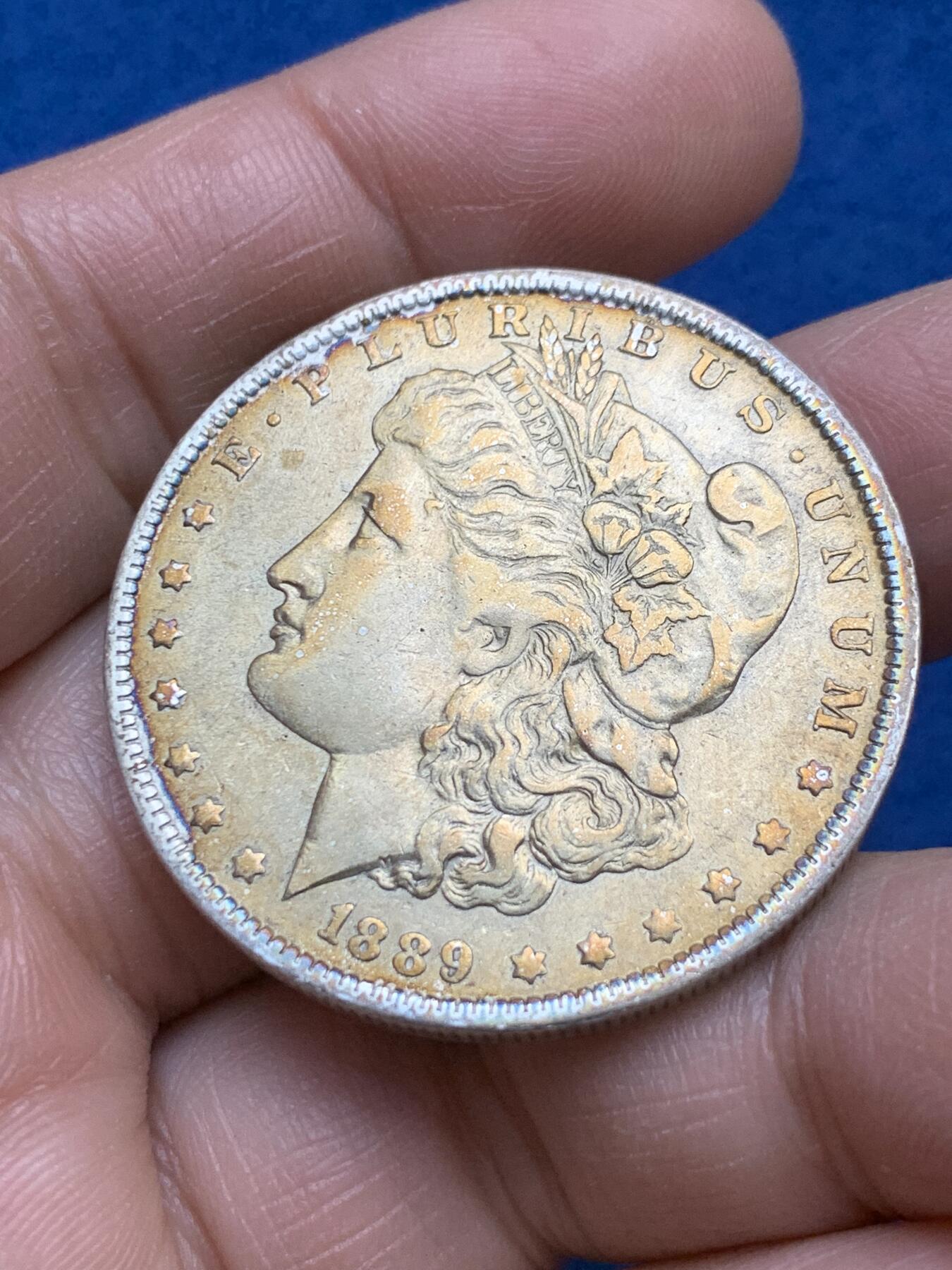 《竞宝斋》第360场 周日，周一  2场连拍 （全场包邮） 两枚一组 美国摩根1美元银币，味道都非常不错。一枚1921年的，惊艳的孔雀蓝和橙红色基底的五彩包浆；一枚1889的，金色五彩包浆。