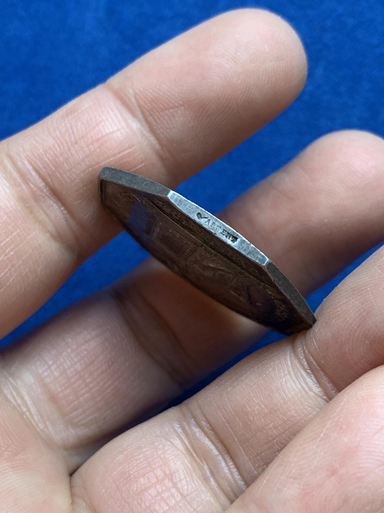 《竞宝斋》第360场 周日，周一  2场连拍 （全场包邮） 法国奥尔良卢瓦雷省储蓄银行纪念八角银质代币，31mm，12.9克，烟斗AR边铭。