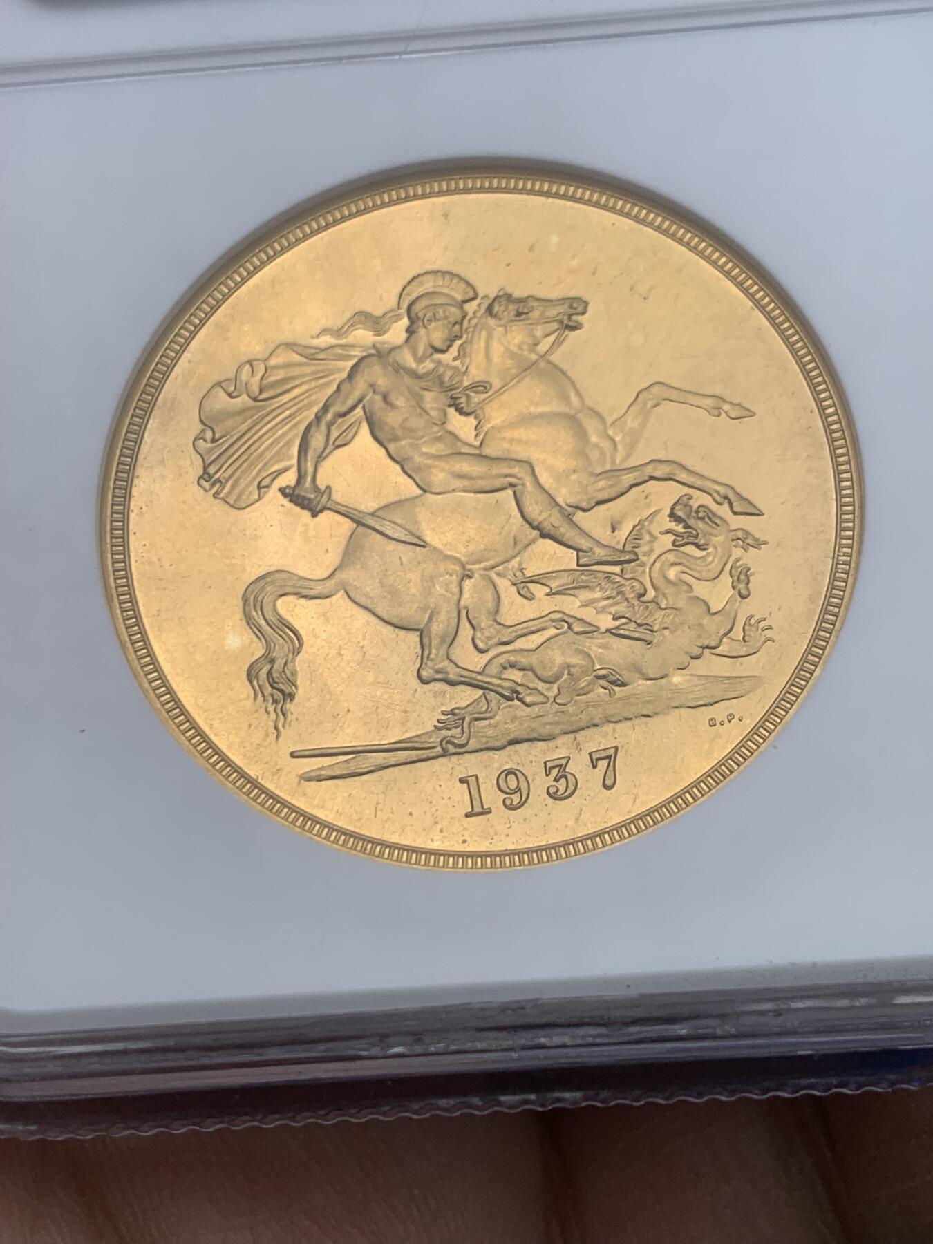 《竞宝斋》第360场 周日，周一  2场连拍 （全场包邮） NGC PF62 英国 1937年 乔治六世5索维林马剑金币 发行量5500枚的珍贵五镑 Gold (.9167) • 39.9 g 20年前的老N盒当时无CAMEO评分/严评 实物有良好的镜面效果 状态优异 HA给了UC描述 见最后一图原物记录