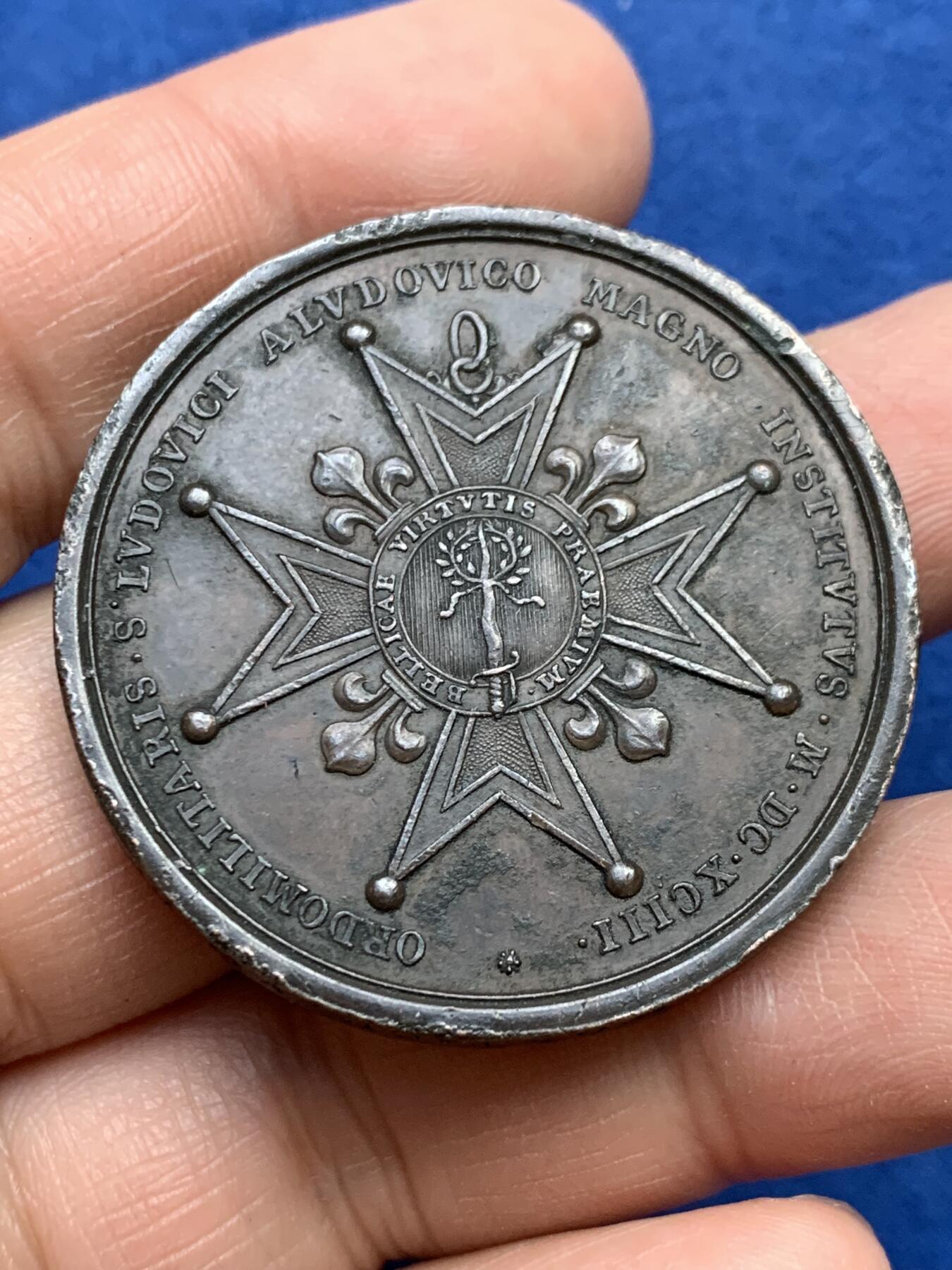 《竞宝斋》第360场 周日，周一  2场连拍 （全场包邮） 法国1693年路易十四国王军事奖章，罕见边铭，颁发时间为1762年，38.18克，40.6mm