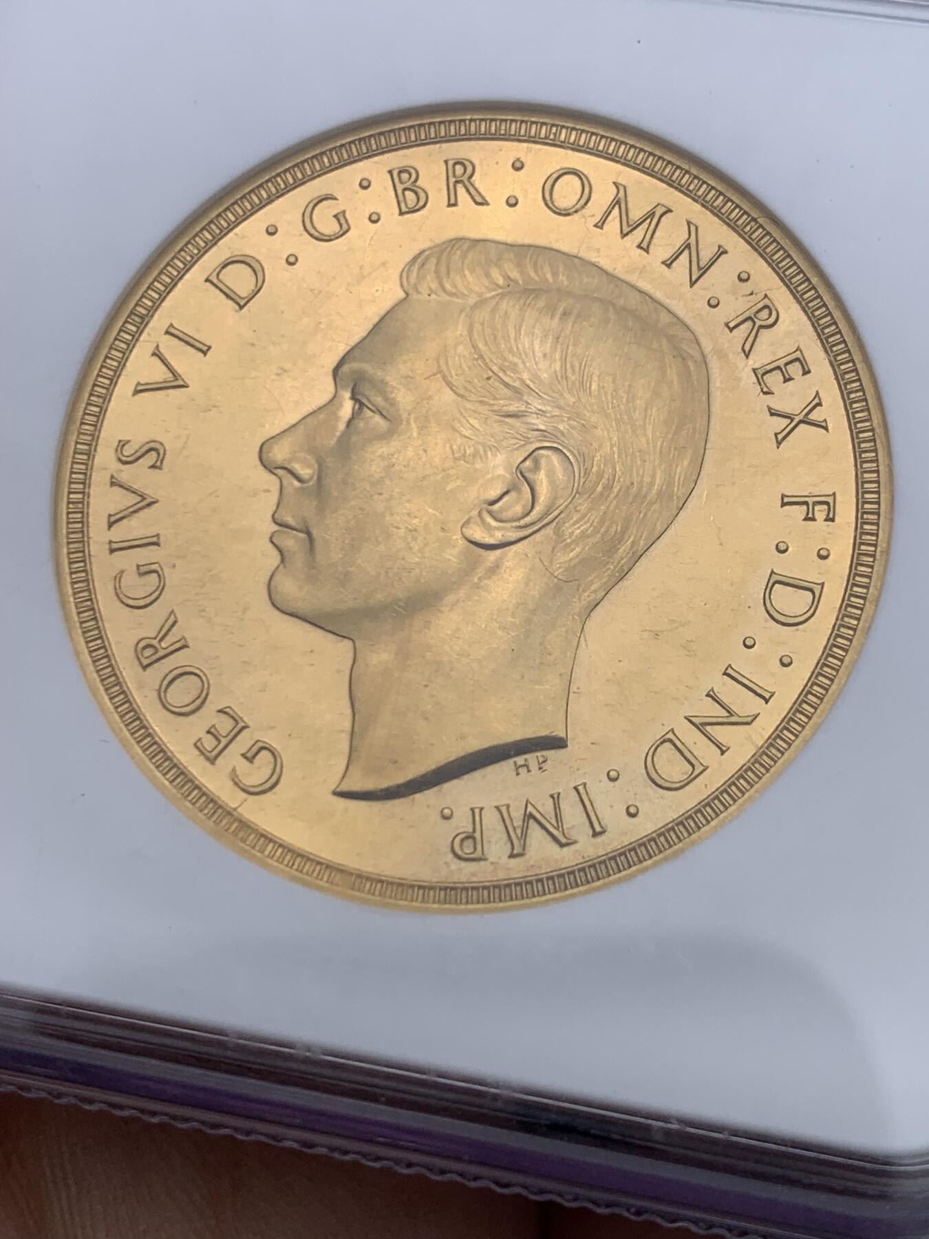 《竞宝斋》第360场 周日，周一  2场连拍 （全场包邮） NGC PF62 英国 1937年 乔治六世5索维林马剑金币 发行量5500枚的珍贵五镑 Gold (.9167) • 39.9 g 20年前的老N盒当时无CAMEO评分/严评 实物有良好的镜面效果 状态优异 HA给了UC描述 见最后一图原物记录