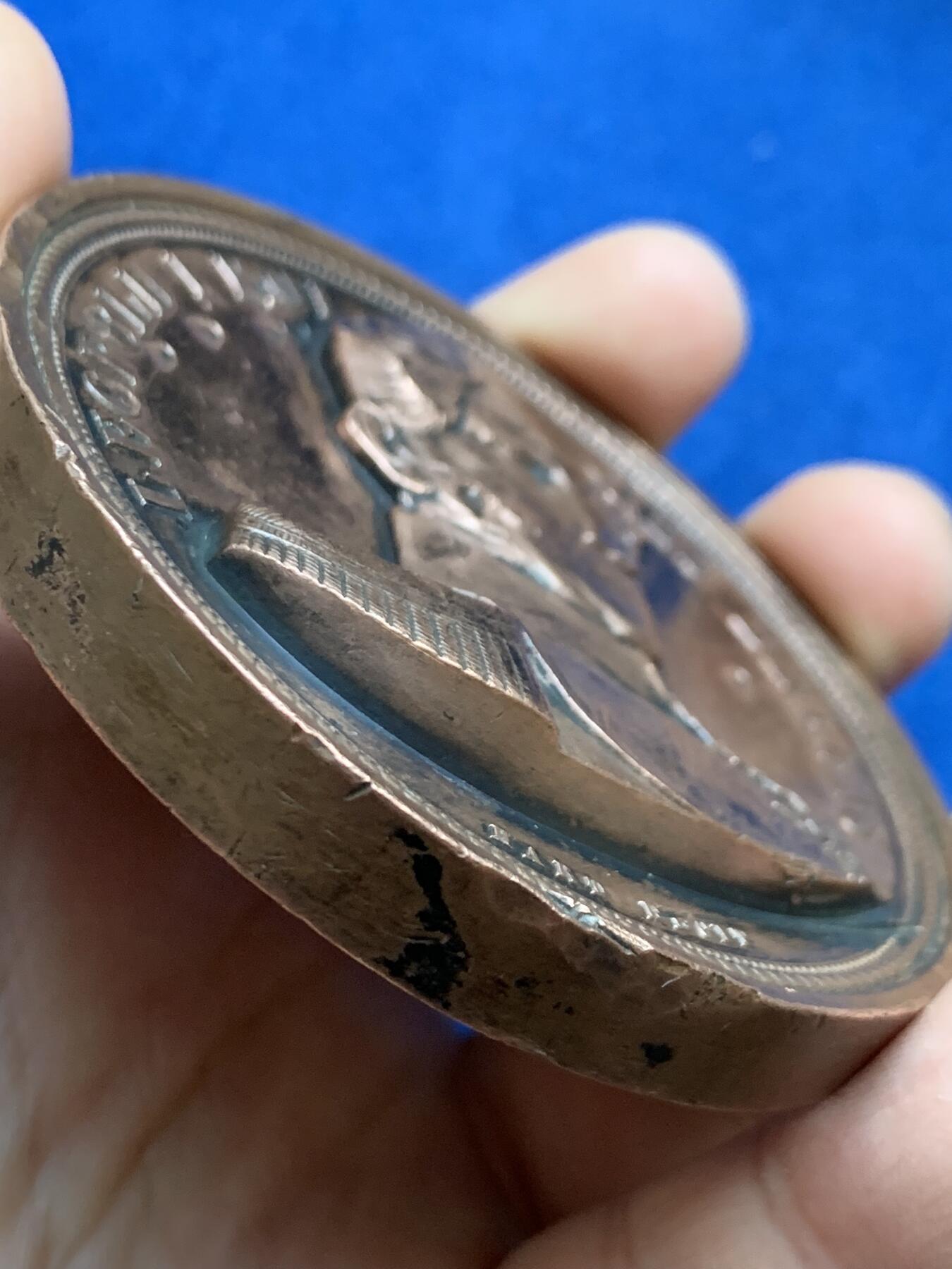 《竞宝斋》第360场 周日，周一  2场连拍 （全场包邮） 比利时王国1843年铁路开通纪念铜章，1843年（MDCCCXLIII）为纪念韦尔维耶至亚琛铁路开通而铸造发行的铜章，红铜材质，尺寸大而厚重，数据约为：72*7.5毫米，223.5克。正面：比利时第一代国王利奥波德一世。背面：手持盾牌象征“比法德”三国的希腊化女神像，下方2位手持酒罐和羽毛的希腊化男神像，两侧为商业之神墨丘利的双蛇权杖，背景图为火车通过的景观图。上方铭文大意“战争使人离散，和平让人