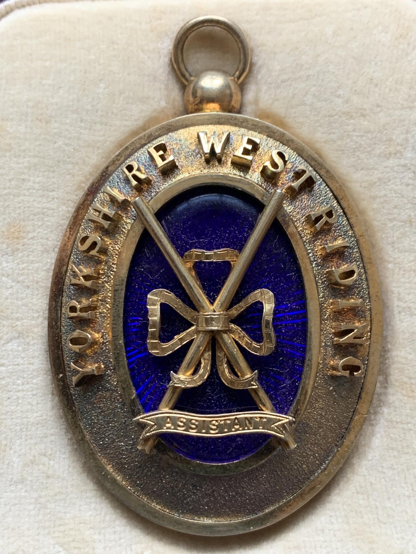 《竞宝斋》第360场 周日，周一  2场连拍 （全场包邮） 英国共济会大区会长高等级大银章，银制镀金极品五彩，背带多种标，人工蓝宝石珐琅保存得非常好，重量46.7克，官方伦敦原盒内带获得者姓名+2491编号。