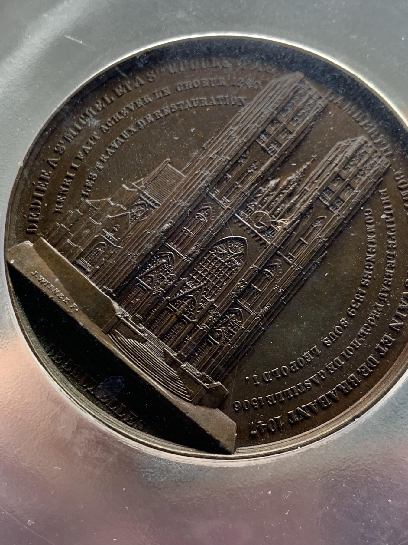 《竞宝斋》第360场 周日，周一  2场连拍 （全场包邮） PCGS SP63 比利时1845年布鲁塞尔圣米歇尔及圣古都勒大教堂纪念大铜章，高浮雕教堂细节极好，PCGS大盒封装。