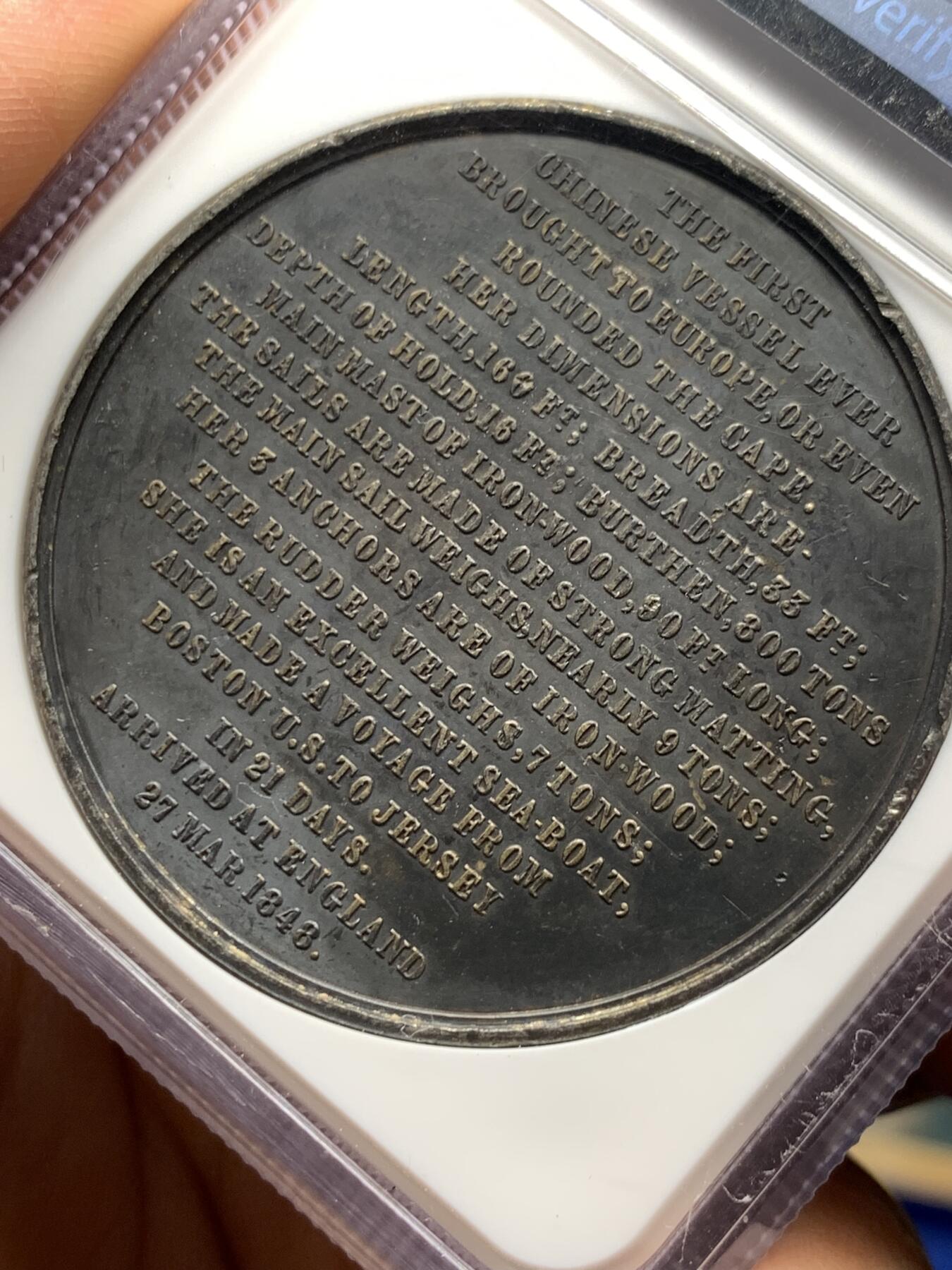 《竞宝斋》第360场 周日，周一  2场连拍 （全场包邮） NGC AUD 英国1848年为纪念中国耆英号帆船到达英国伦敦而制造的白色金属纪念大章，大老黑包浆严评，数量稀少纪念章中的大名誉品！耆英号以清政府驻广州钦差大臣耆英命名,耆英与英国签订了近代中国第一个不平等条约《南京条约》将香港割让给英国，历史纪念意义重大！这枚规格很大，高浮雕，细节非常好。