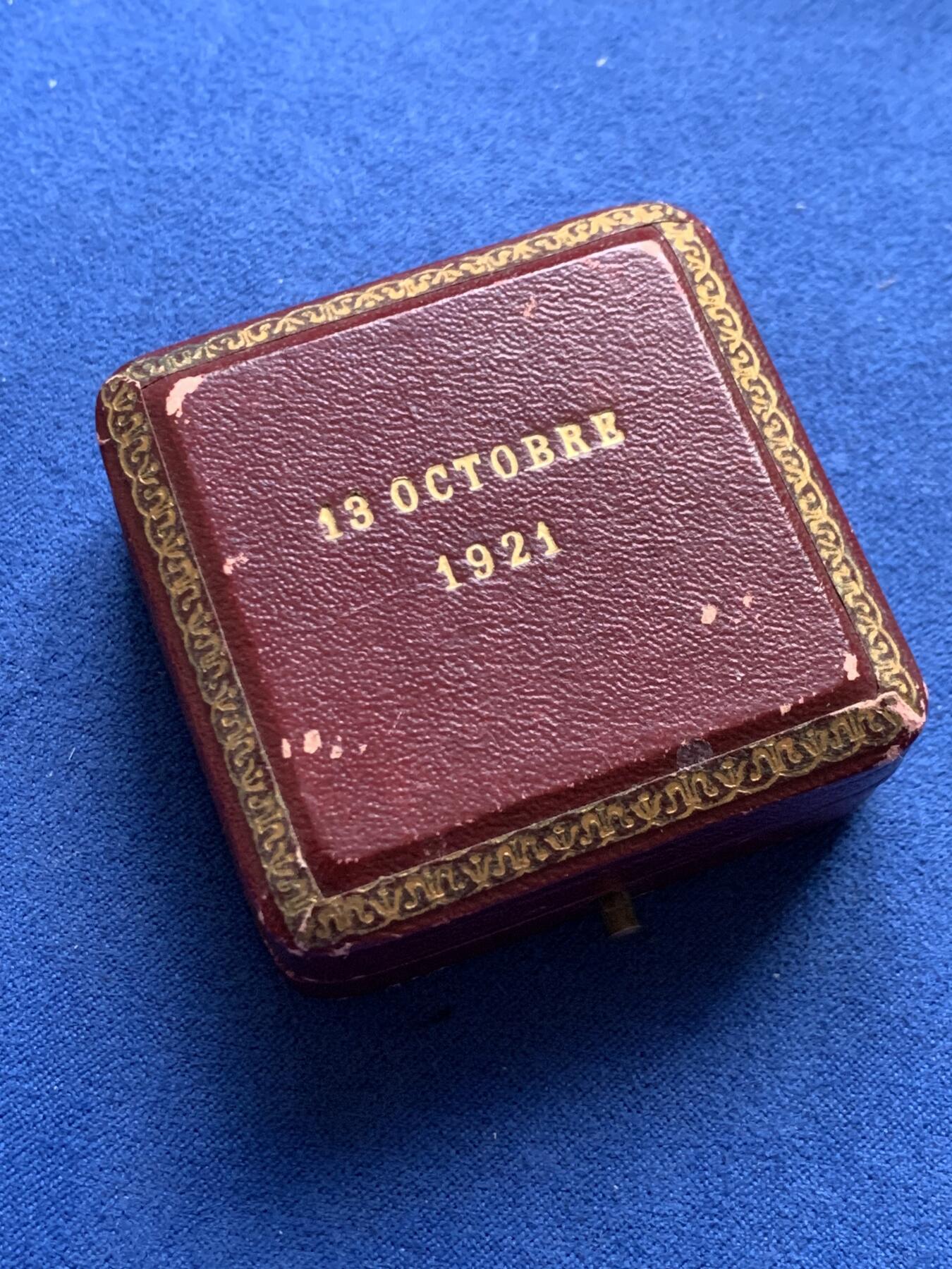 《竞宝斋》第360场 周日，周一  2场连拍 （全场包邮） 海神与墨丘利银质八角代币，八角里的名誉品，非常稀少，包浆好，状态好，永久保真，八角玩家不可或缺的品种。品相佳，带彩，带八角盒子，值得收藏。14.8克，32.6mm，手指银标。