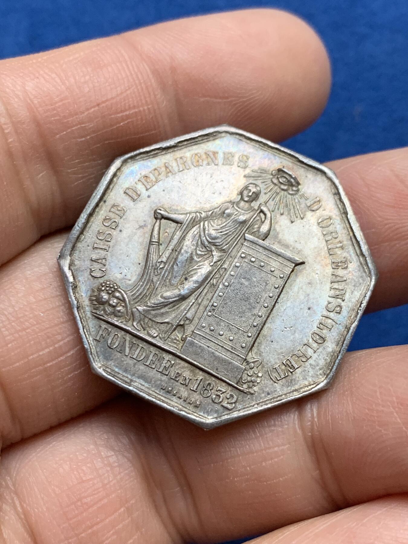 《竞宝斋》第360场 周日，周一  2场连拍 （全场包邮） 法国奥尔良卢瓦雷省储蓄银行纪念八角银质代币，31mm，12.9克，烟斗AR边铭。