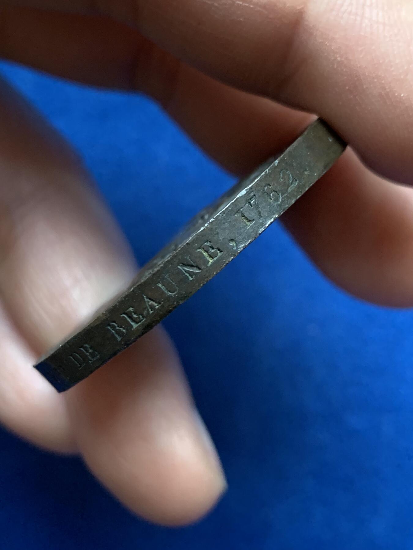 《竞宝斋》第360场 周日，周一  2场连拍 （全场包邮） 法国1693年路易十四国王军事奖章，罕见边铭，颁发时间为1762年，38.18克，40.6mm