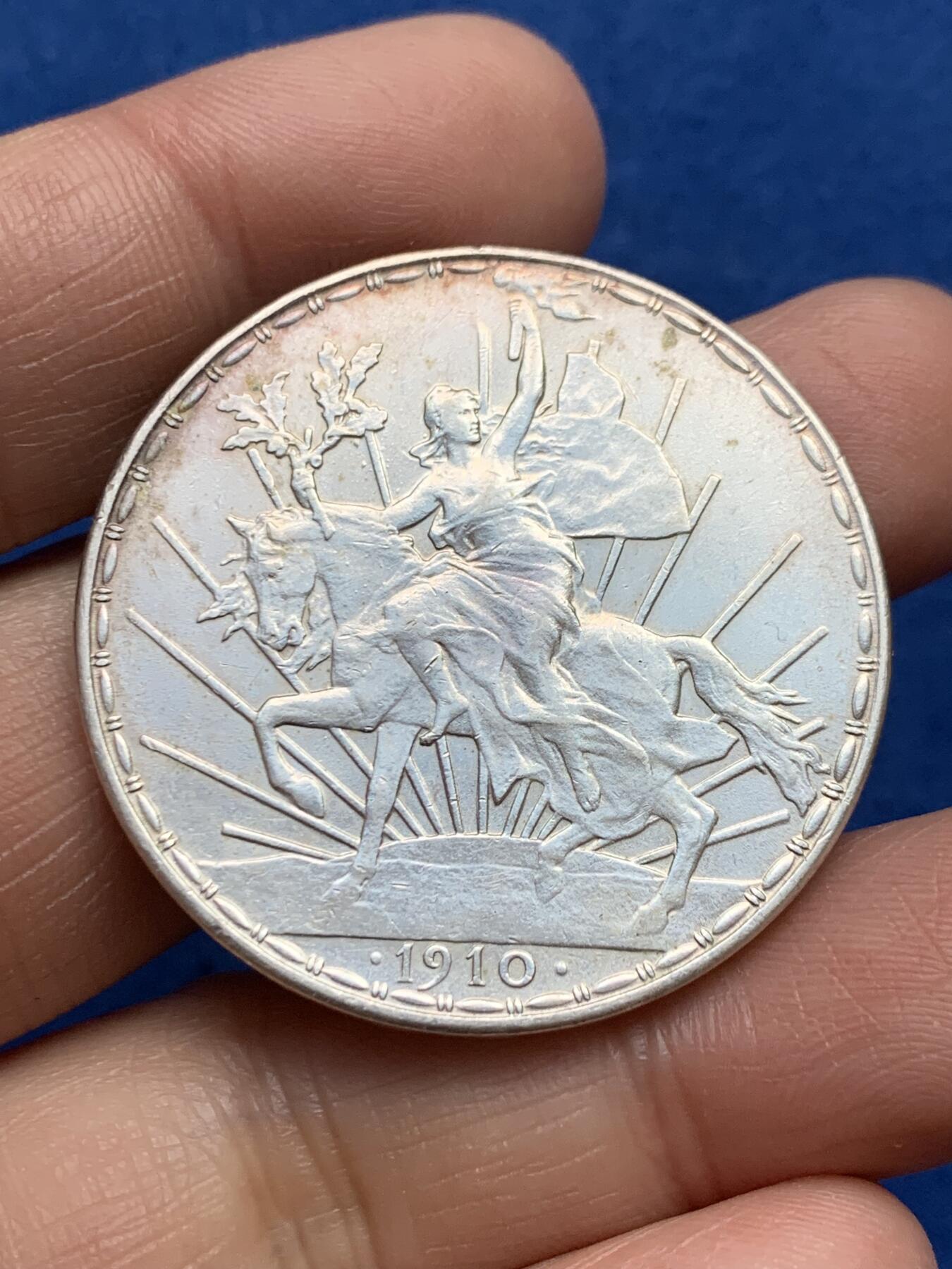 《竞宝斋》第360场 周日，周一  2场连拍 （全场包邮） 墨西哥1910年骑马自由女神1比索银币，热门品种，细节不错。