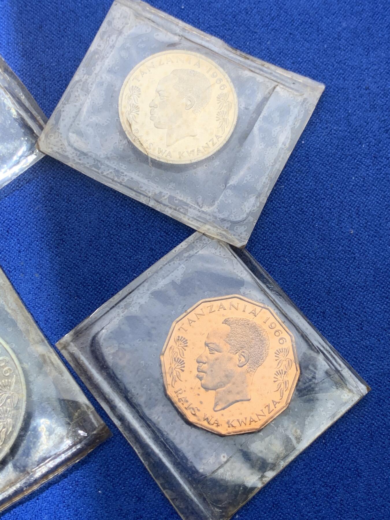 《竞宝斋》第360场 周日，周一  2场连拍 （全场包邮） 坦桑尼亚1966年4枚装精制套币 带盒