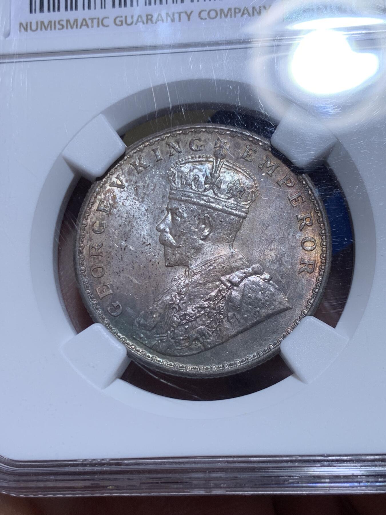 《竞宝斋》第360场 周日，周一  2场连拍 （全场包邮） NGC MS64 英属印度1918年乔治五世卢比 C版加尔各答造，这年份白币高分很多，但这么漂亮的火彩难得一见