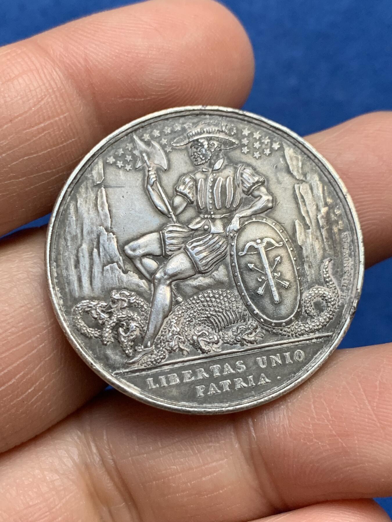 《竞宝斋》第360场 周日，周一  2场连拍 （全场包邮） 慈善协会银章（屠龙章）直径33.9mm 重17g 丰饶角1银标 细节见图