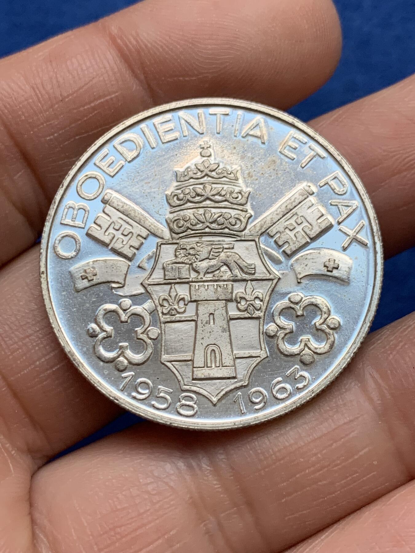 《竞宝斋》第360场 周日，周一  2场连拍 （全场包邮） 四枚一组 教皇纪念章吊坠 其中1枚背面玻璃里面有一块布 可能是教皇的恩赐 最大的1枚35mm