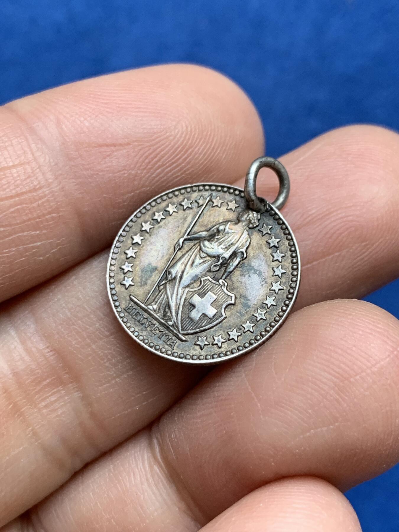 《竞宝斋》第360场 周日，周一  2场连拍 （全场包邮） 瑞士1/2法郎银质吊坠 背面带1888手工刻字 1.8克 18.1mm