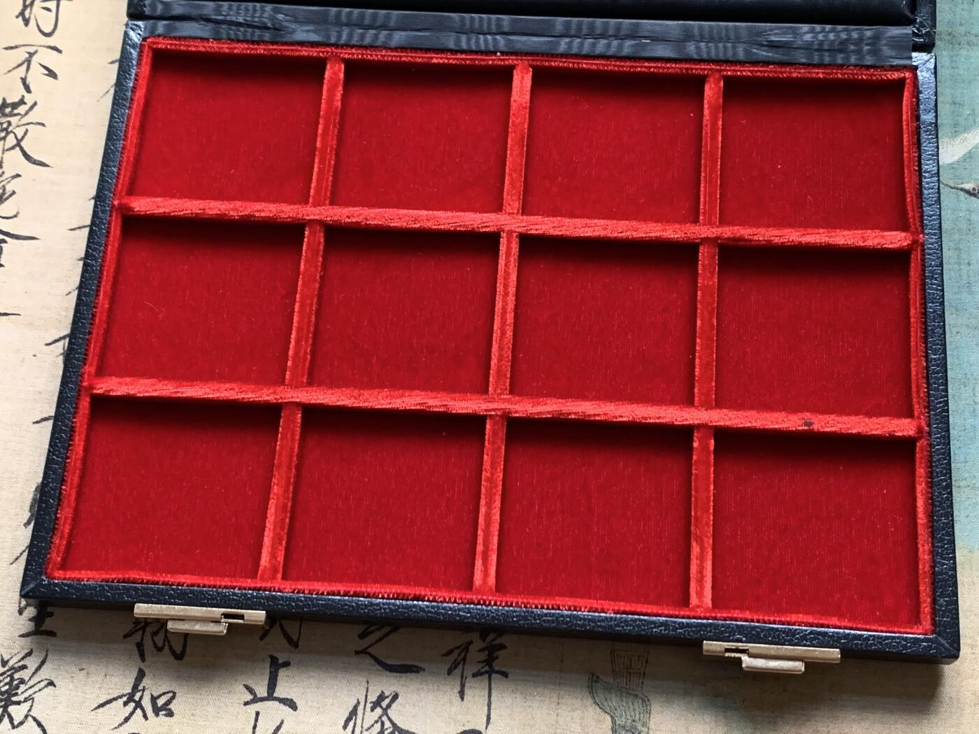 《竞宝斋》第360场 周日，周一  2场连拍 （全场包邮） 意大利abafil裸币收纳盒，外盒尺寸约25×19.5×2.8cm，内格尺寸53.5mm见方，可收纳12枚裸币。