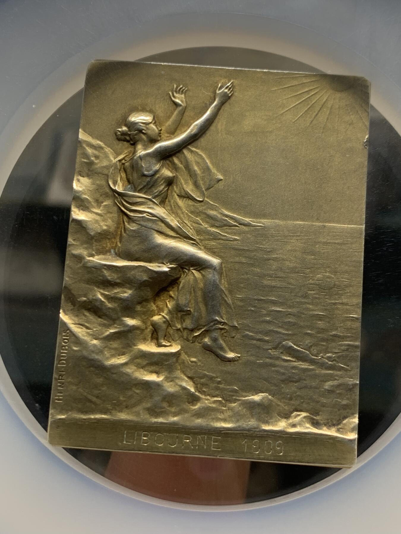 《竞宝斋》第360场 周日，周一  2场连拍 （全场包邮） NGC MS63 法国拥抱朝阳镀金银章，大师迪布瓦 Henri Dubois（双面刻印）百年古董原版，巴黎造币厂精品章。极少见双面图案，正面少女端坐悬崖旁，张开双手拥抱清晨阳光，就如海子的诗“面向大海，春暖花开”。背面一小男孩趴在礁石上玩耍，远处帆船。55mm、56.21g 、950银，加大加厚盒。