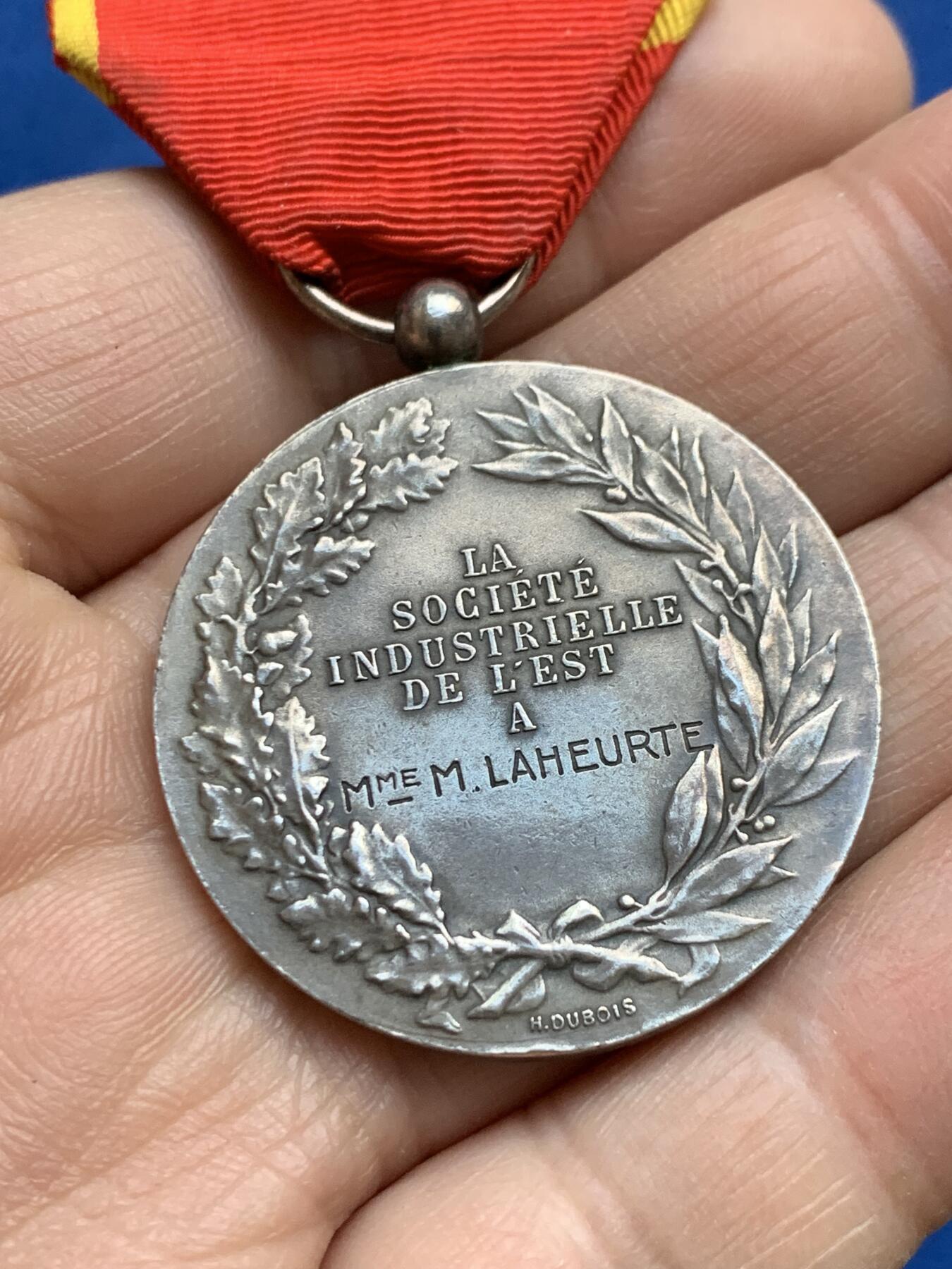 《竞宝斋》第360场 周日，周一  2场连拍 （全场包邮） 法国玛丽安娜纪念银章 950银，丰饶角，不含绶带23克。根据作者生卒推测为20世纪初的作品