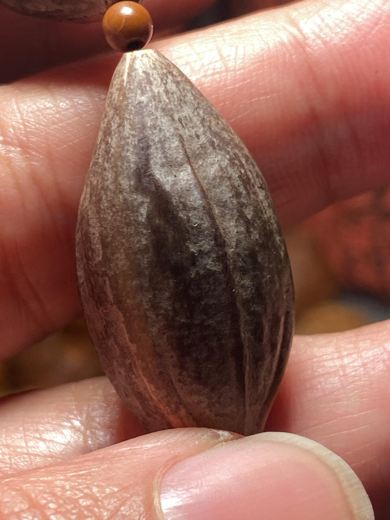 福利苏工核雕纯手工雕刻4年天然全紫核，紫皮紫肉手串，立体感十足尺寸1。75x3.5左右稀缺串喜欢的来价格不贵