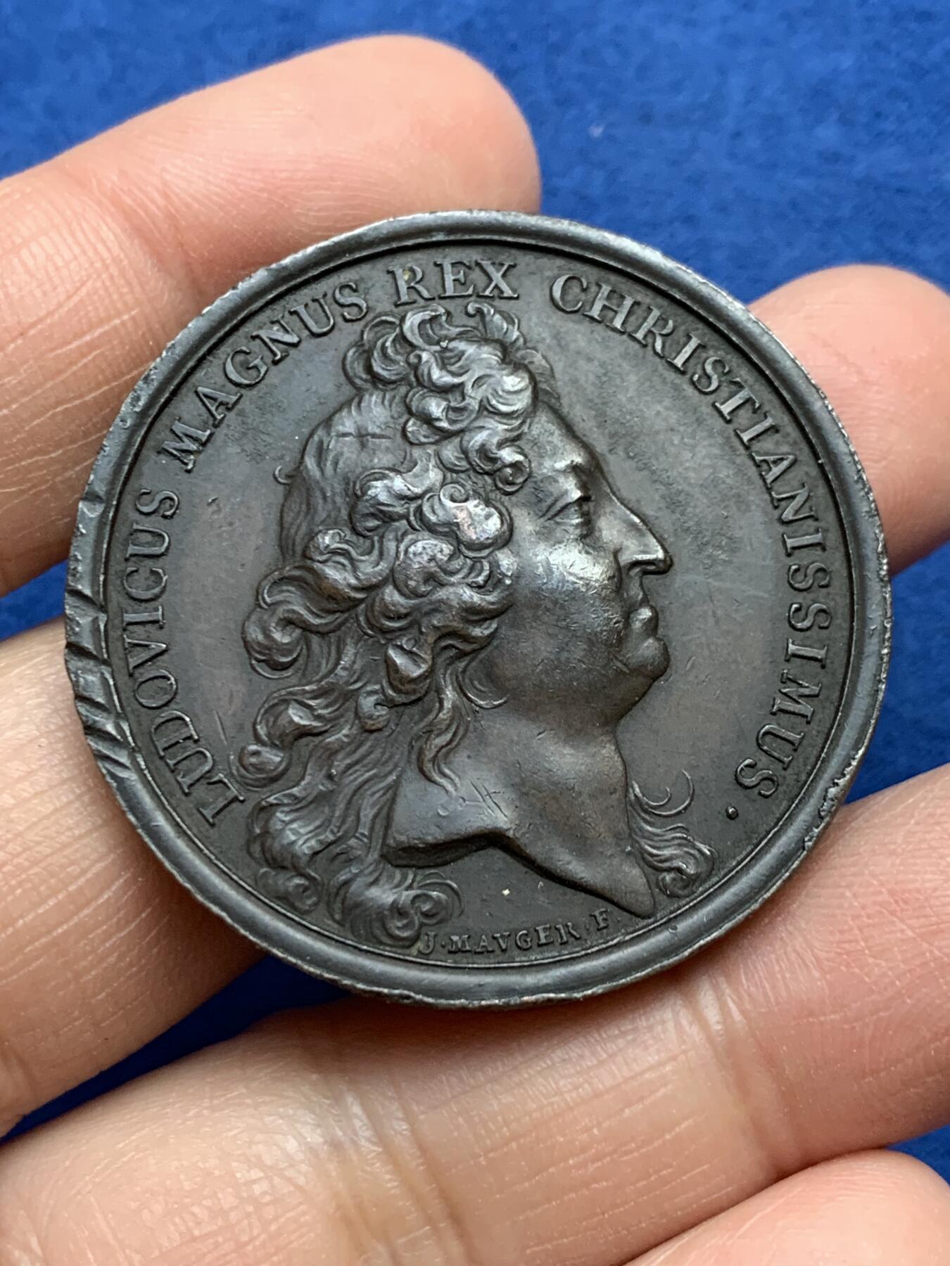 《竞宝斋》第360场 周日，周一  2场连拍 （全场包邮） 法国1693年路易十四国王军事奖章，罕见边铭，颁发时间为1762年，38.18克，40.6mm