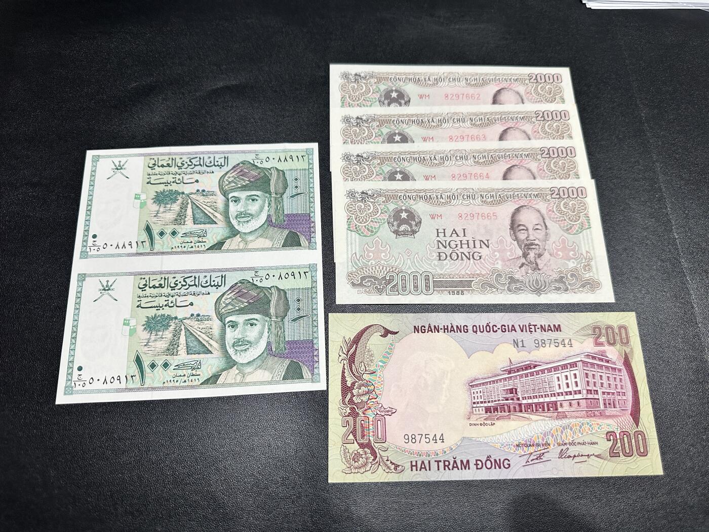 《外钞收藏家》第四百九十九期 阿曼100 两连号 全新 +南越200盾全新+越南2000四张苏联版本的大字 有潮癍