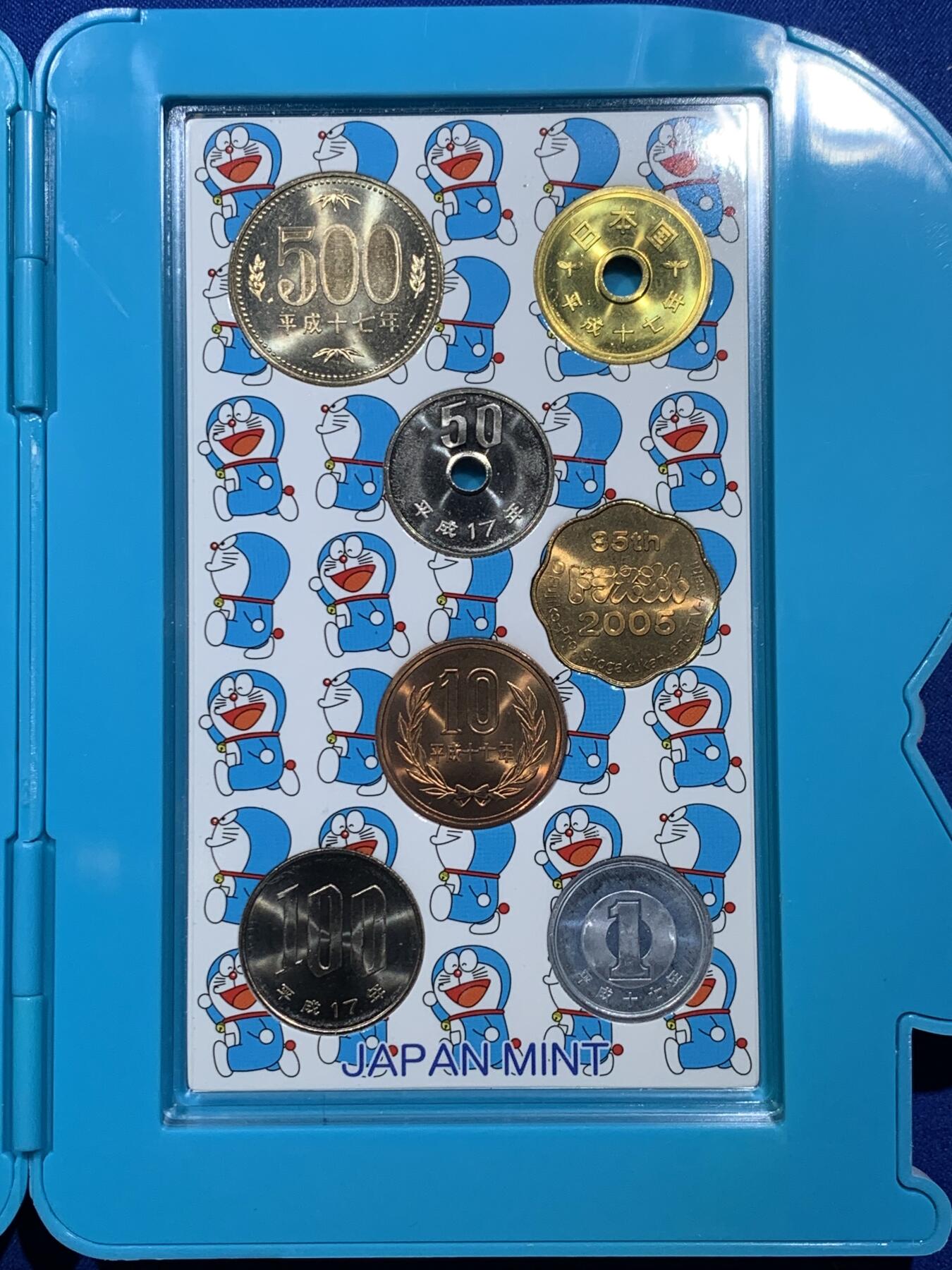 《竞宝斋》第360场 周日，周一  2场连拍 （全场包邮） 日本2005年哆啦A梦诞生35周年纪念套币 八音盒造型装上电池就可以播放主题曲 满满的回忆杀