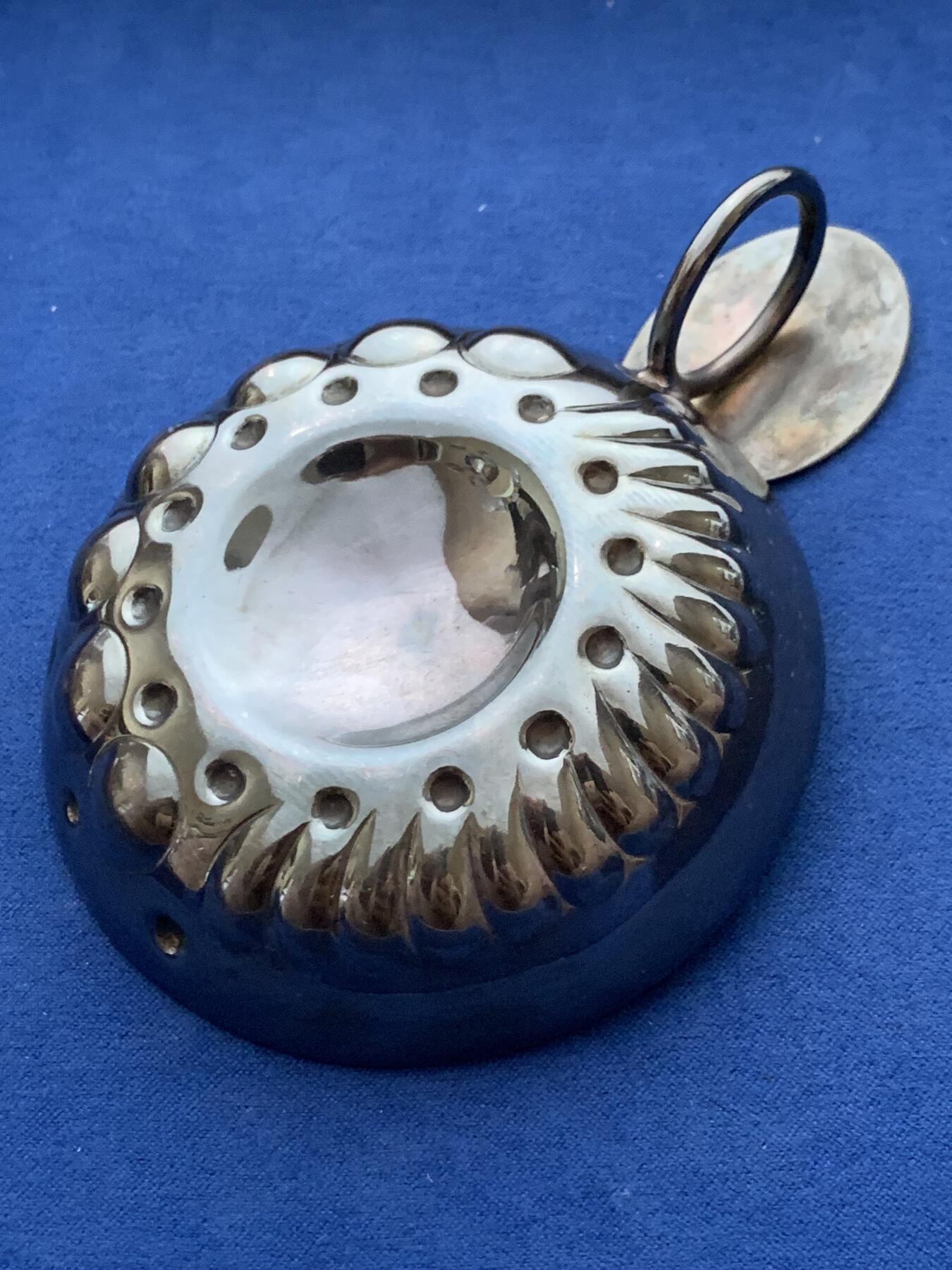 《竞宝斋》第360场 周日，周一  2场连拍 （全场包邮） 法国20世纪初葡萄酒银器，银制带标，自然氧化彩，整体做工精美无损，尺寸12cmx8.3cm，重量65克，把手带哥特体文字和人物图案少见。