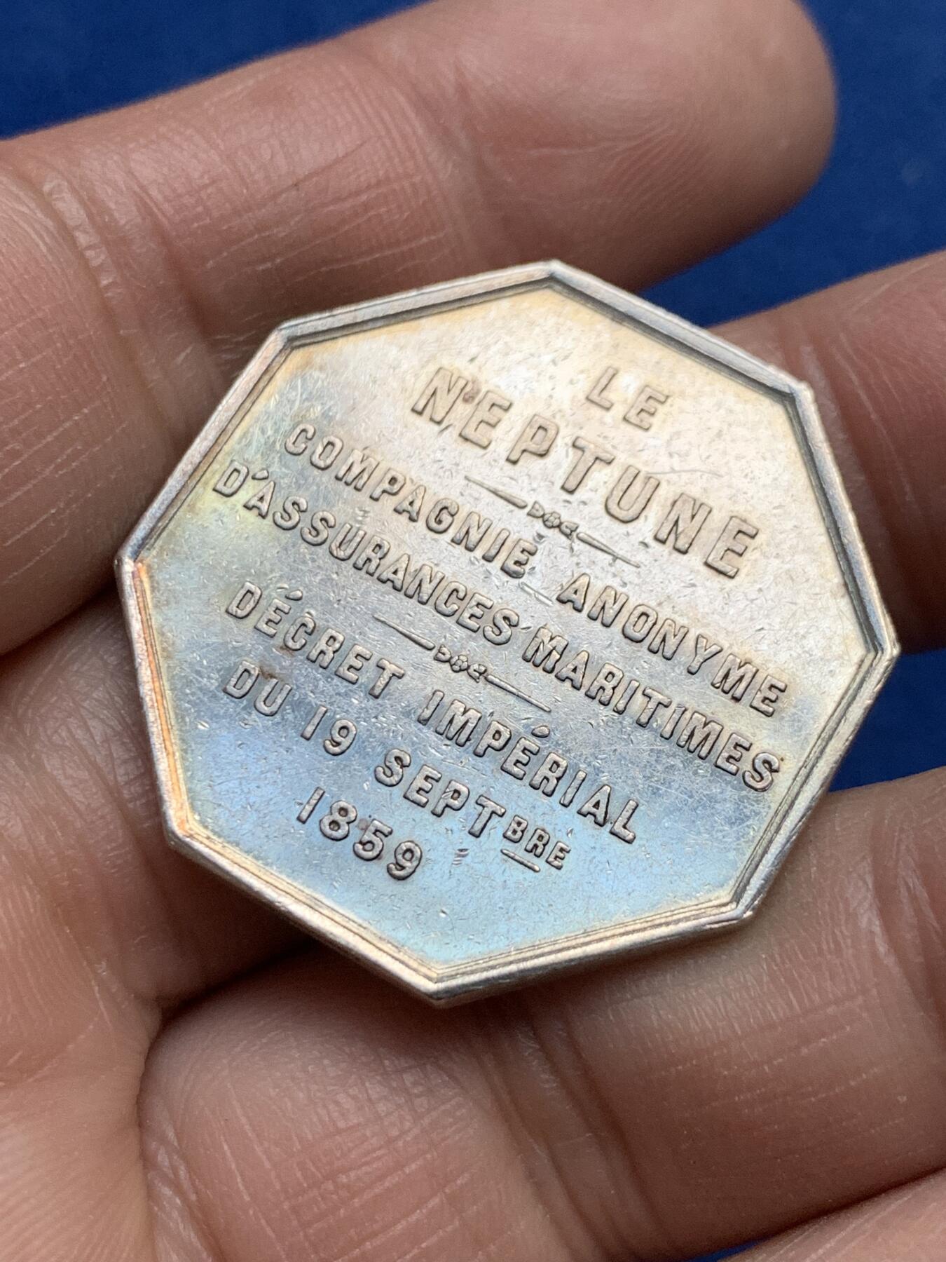 《竞宝斋》第360场 周日，周一  2场连拍 （全场包邮） 海神与墨丘利银质八角代币，八角里的名誉品，非常稀少，包浆好，状态好，永久保真，八角玩家不可或缺的品种。品相佳，带彩，带八角盒子，值得收藏。14.8克，32.6mm，手指银标。