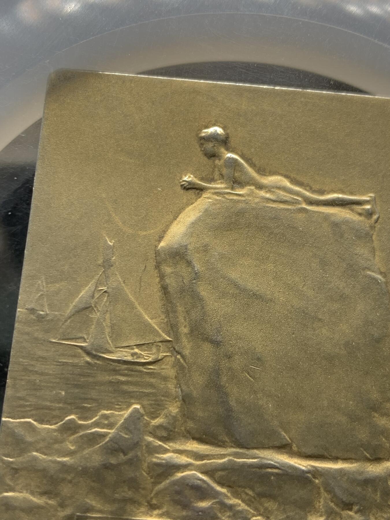 《竞宝斋》第360场 周日，周一  2场连拍 （全场包邮） NGC MS63 法国拥抱朝阳镀金银章，大师迪布瓦 Henri Dubois（双面刻印）百年古董原版，巴黎造币厂精品章。极少见双面图案，正面少女端坐悬崖旁，张开双手拥抱清晨阳光，就如海子的诗“面向大海，春暖花开”。背面一小男孩趴在礁石上玩耍，远处帆船。55mm、56.21g 、950银，加大加厚盒。