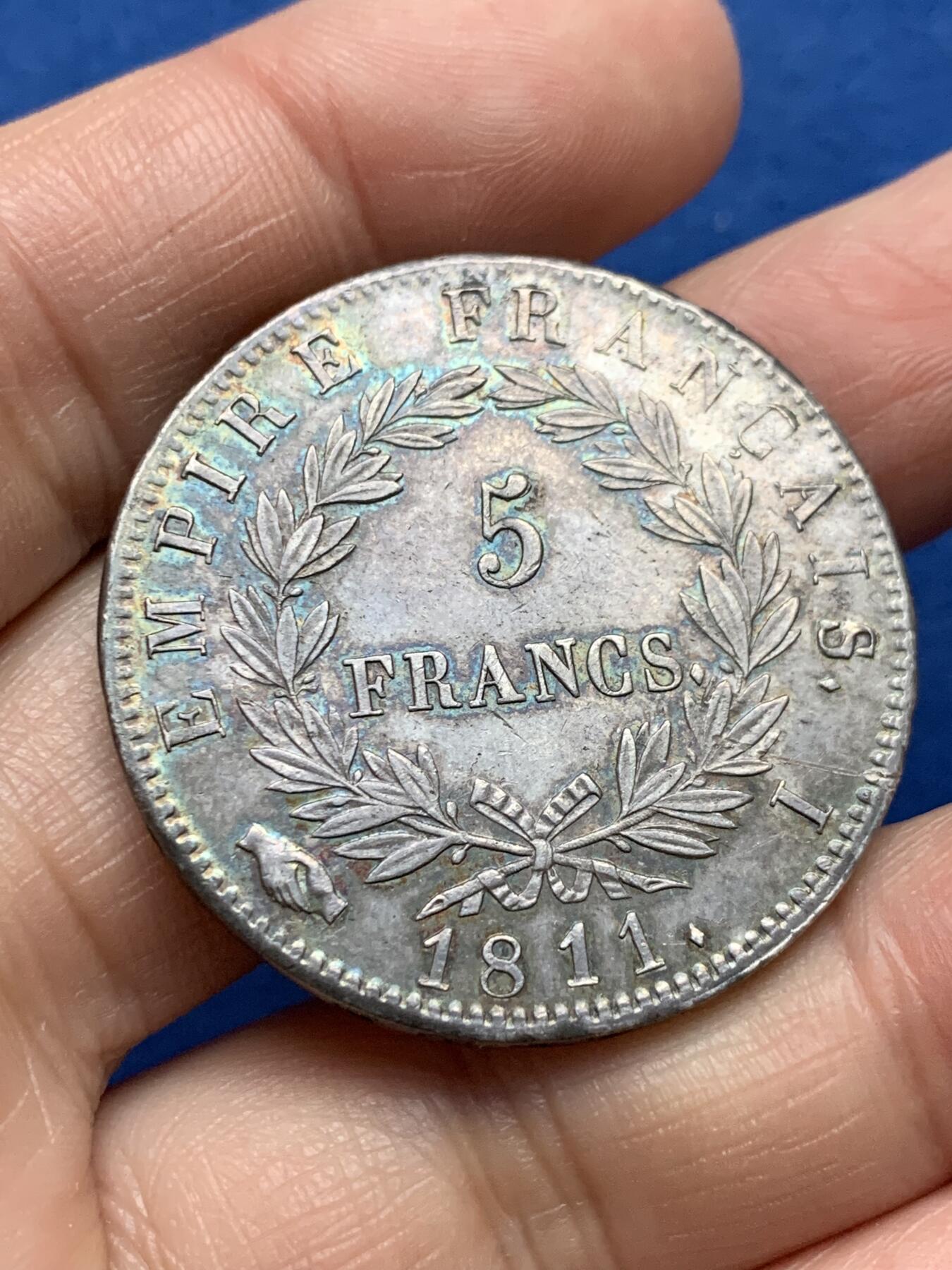 《竞宝斋》第360场 周日，周一  2场连拍 （全场包邮） 法国1811年拿破仑一世5法郎银币，I厂利摩日造币厂，少见厂别，双面带五彩，保存得非常好，细节见图。