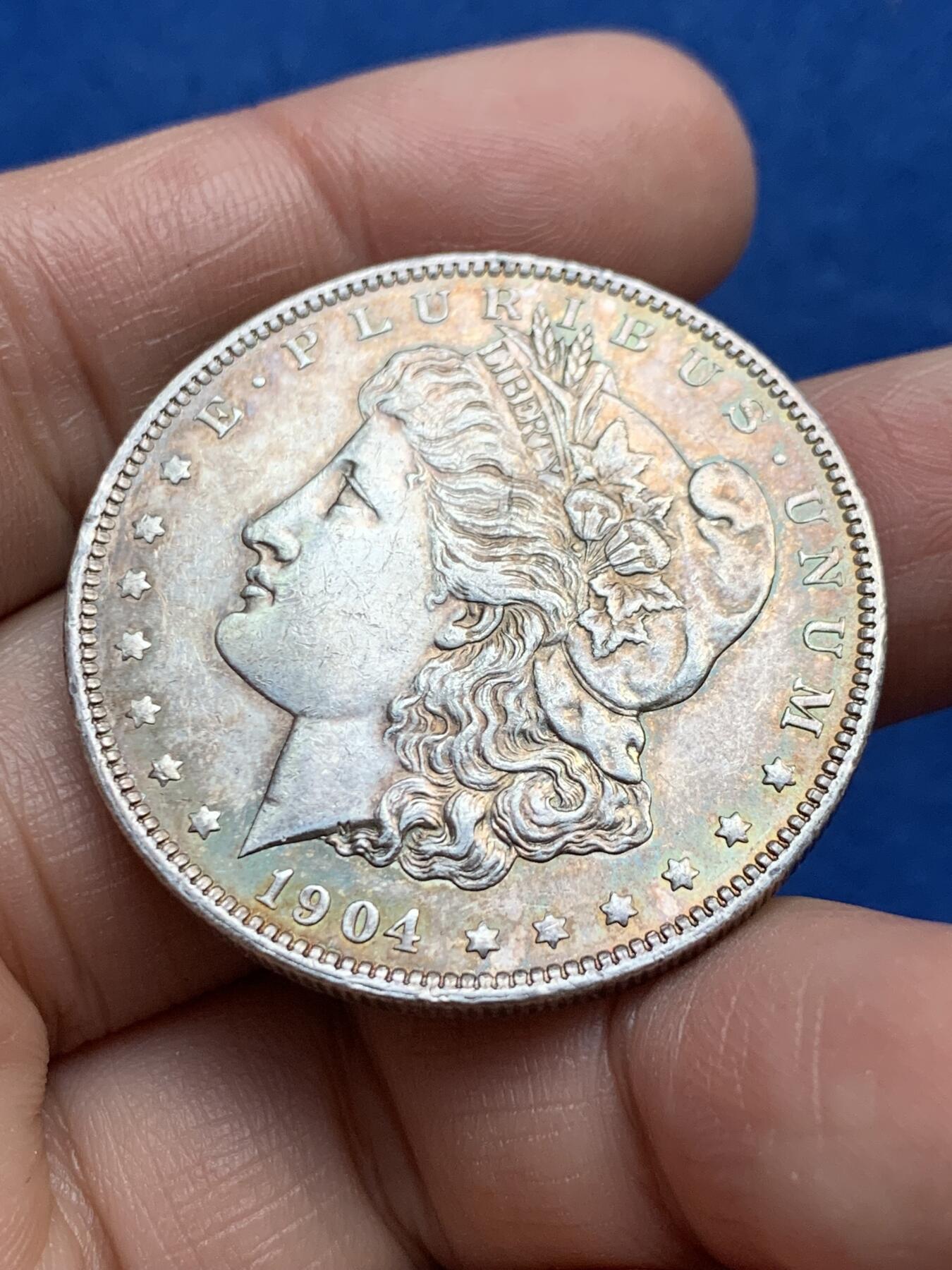 《竞宝斋》第360场 周日，周一  2场连拍 （全场包邮） 美国 1904年 O版 1美元 摩根银币 淡彩 自然生成的金彩很难得 增加美感又不掩盖底板的转光