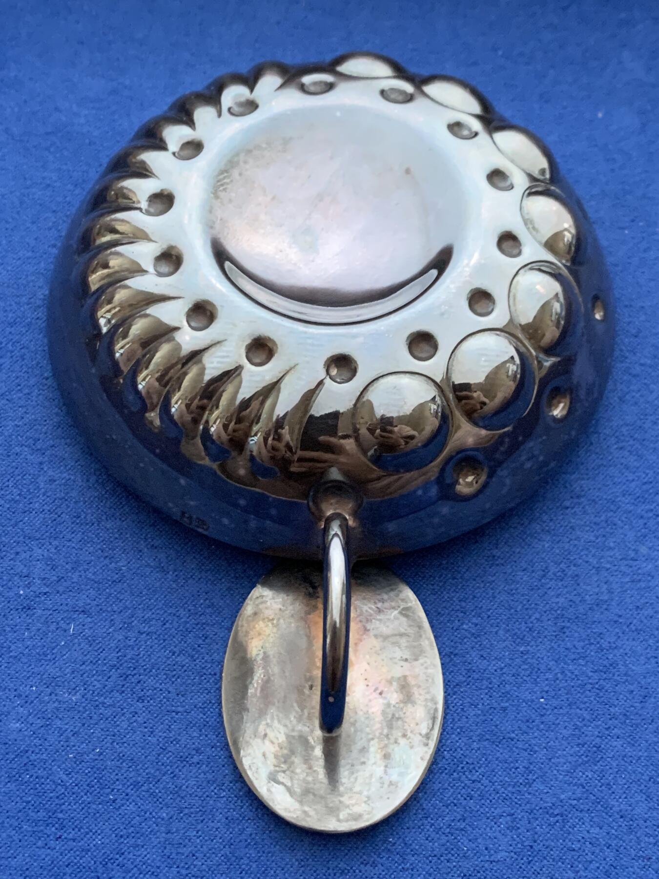 《竞宝斋》第360场 周日，周一  2场连拍 （全场包邮） 法国20世纪初葡萄酒银器，银制带标，自然氧化彩，整体做工精美无损，尺寸12cmx8.3cm，重量65克，把手带哥特体文字和人物图案少见。