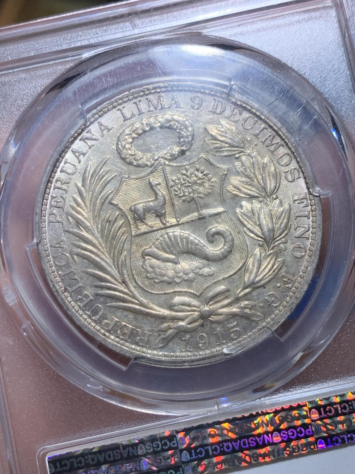 《竞宝斋》第360场 周日，周一  2场连拍 （全场包邮） PCGS AU58 秘鲁1915年坐人女神大银币，900高银版，镜面光感背带淡黄油光，状态很不错。