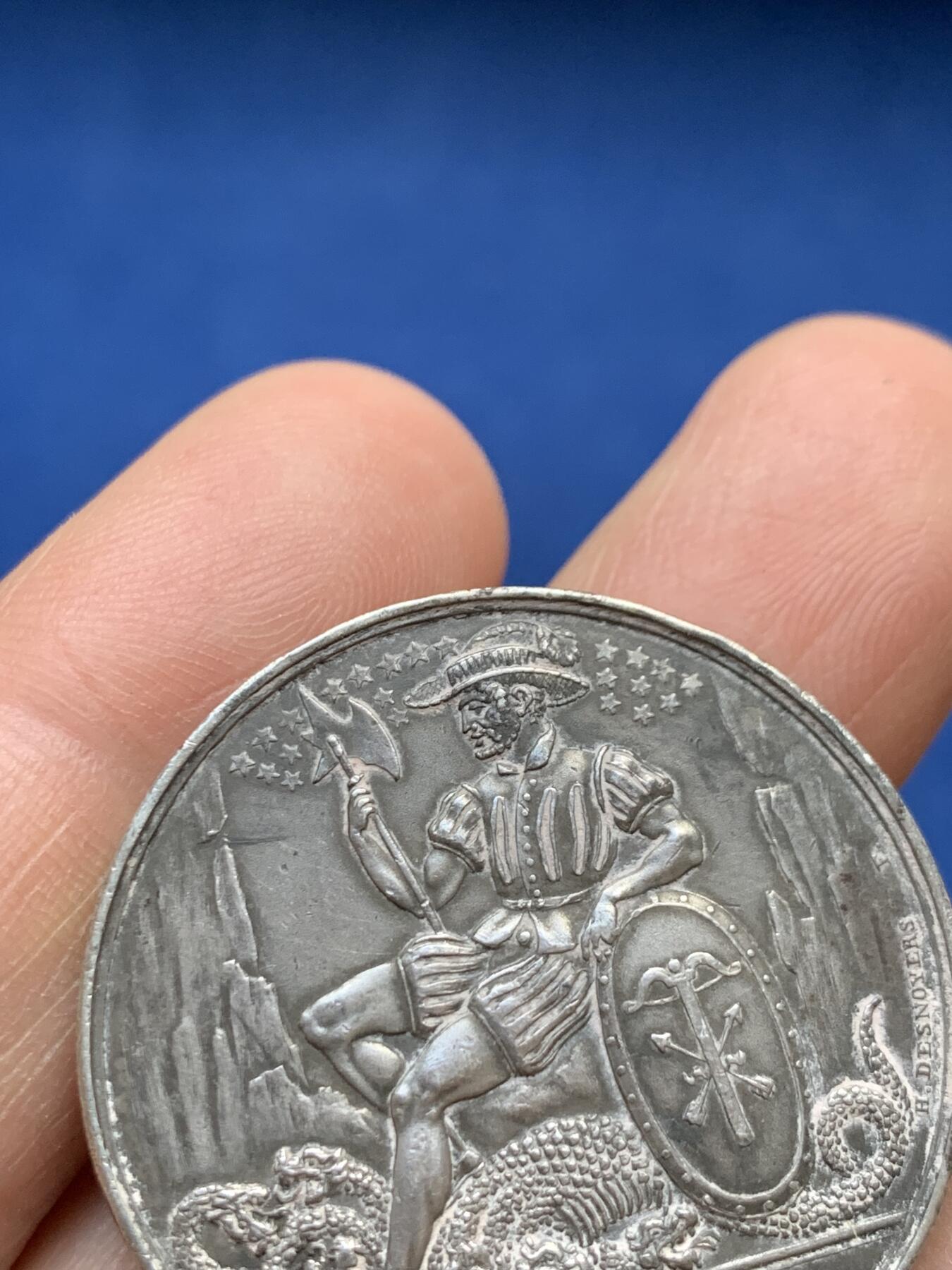 《竞宝斋》第360场 周日，周一  2场连拍 （全场包邮） 慈善协会银章（屠龙章）直径33.9mm 重17g 丰饶角1银标 细节见图