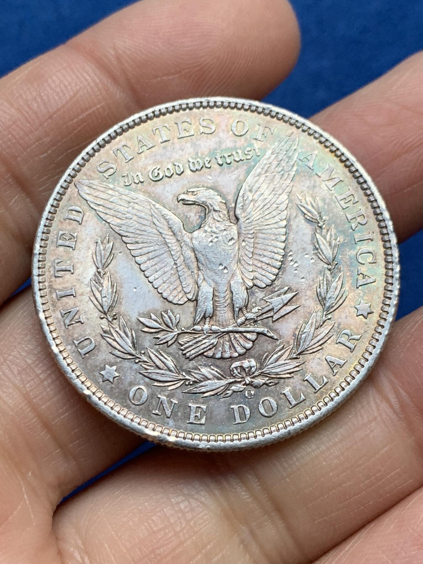 《竞宝斋》第360场 周日，周一  2场连拍 （全场包邮） 美国 1904年 O版 1美元 摩根银币 淡彩 自然生成的金彩很难得 增加美感又不掩盖底板的转光