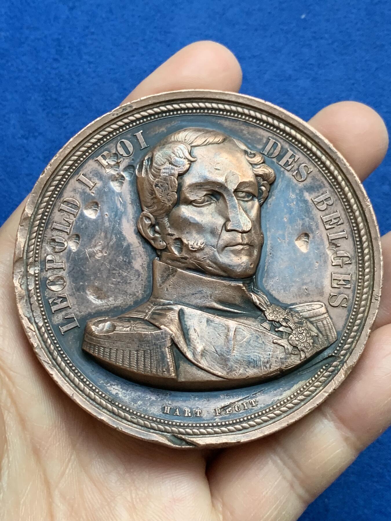 《竞宝斋》第360场 周日，周一  2场连拍 （全场包邮） 比利时王国1843年铁路开通纪念铜章，1843年（MDCCCXLIII）为纪念韦尔维耶至亚琛铁路开通而铸造发行的铜章，红铜材质，尺寸大而厚重，数据约为：72*7.5毫米，223.5克。正面：比利时第一代国王利奥波德一世。背面：手持盾牌象征“比法德”三国的希腊化女神像，下方2位手持酒罐和羽毛的希腊化男神像，两侧为商业之神墨丘利的双蛇权杖，背景图为火车通过的景观图。上方铭文大意“战争使人离散，和平让人