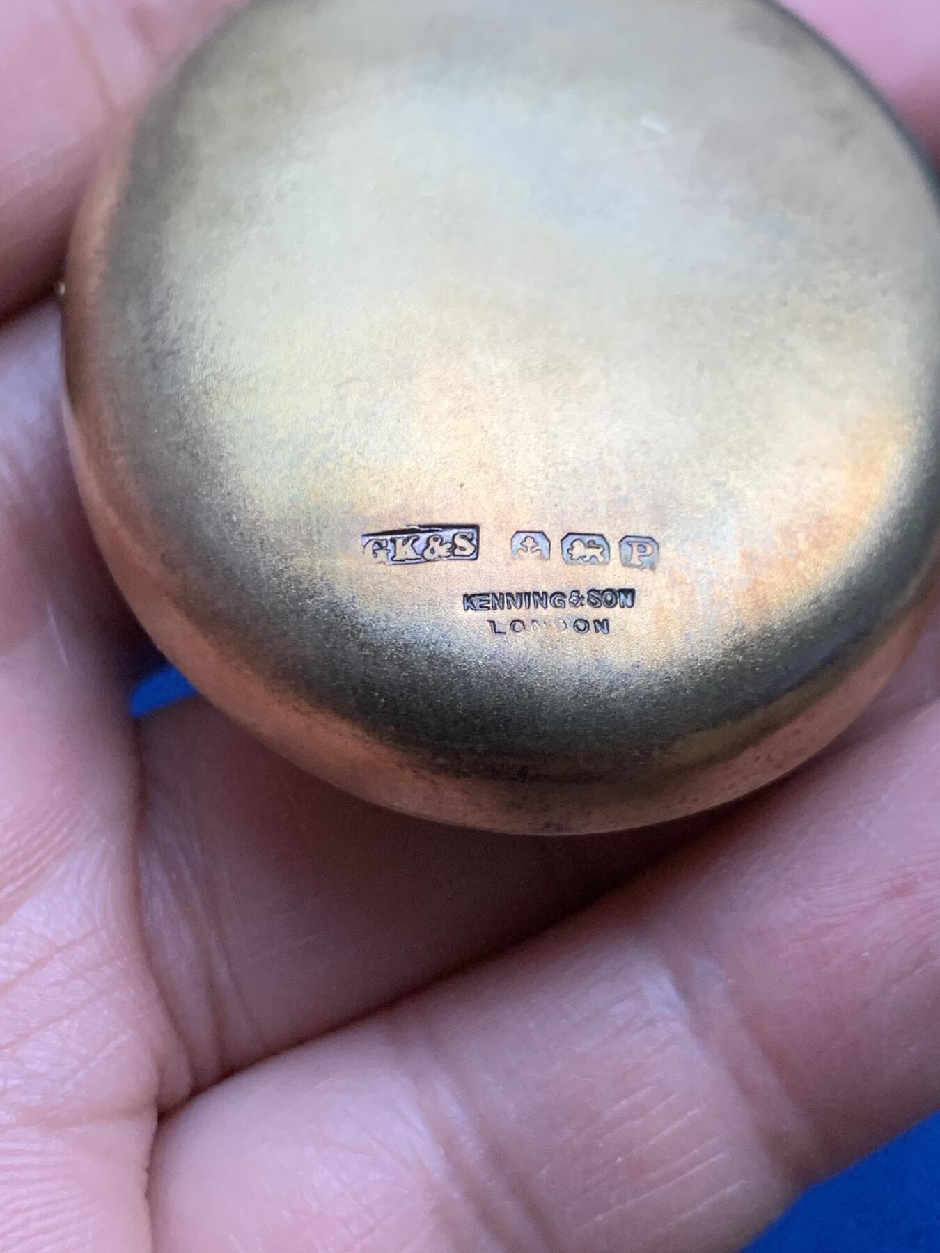 《竞宝斋》第360场 周日，周一  2场连拍 （全场包邮） 英国共济会大区会长高等级大银章，银制镀金极品五彩，背带多种标，人工蓝宝石珐琅保存得非常好，重量46.7克，官方伦敦原盒内带获得者姓名+2491编号。