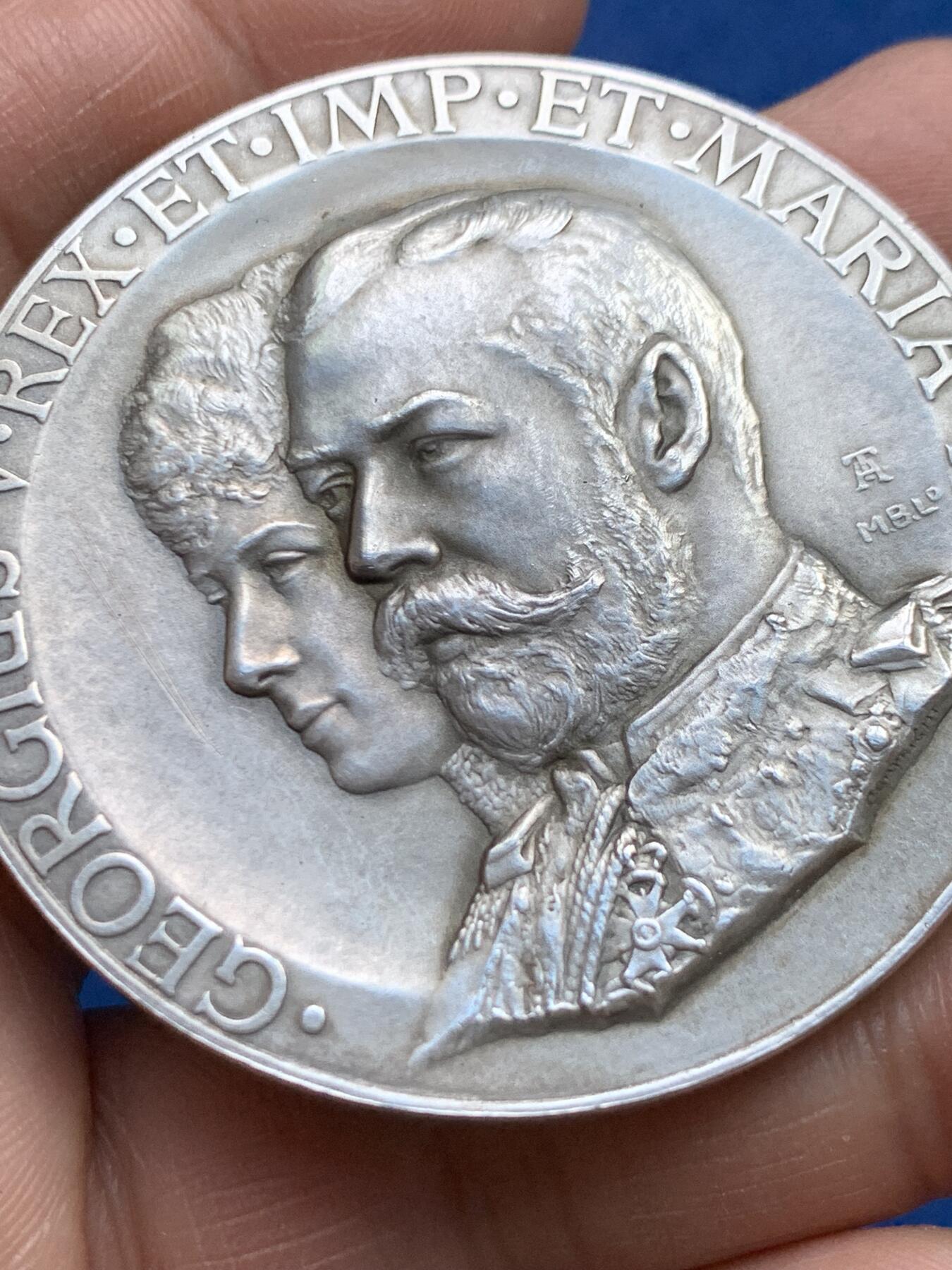 《竞宝斋》第360场 周日，周一  2场连拍 （全场包邮） 乔治五世1911年加冕大银章，51.8mm，73.1克，大银章少见，带原盒