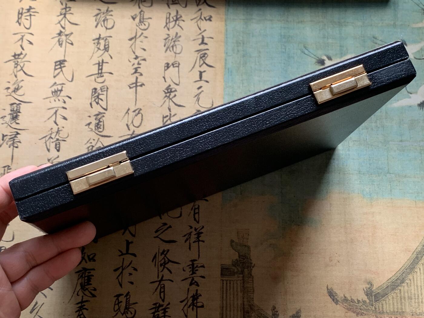 《竞宝斋》第360场 周日，周一  2场连拍 （全场包邮） 意大利abafil裸币收纳盒，外盒尺寸约25×19.5×2.8cm，内格尺寸53.5mm见方，可收纳12枚裸币。