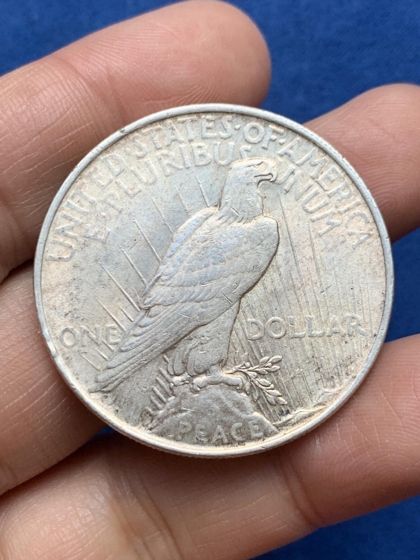 《竞宝斋》第360场 周日，周一  2场连拍 （全场包邮） 美国 1922年 1美元 和平银币 原光金彩好状态 细节见图