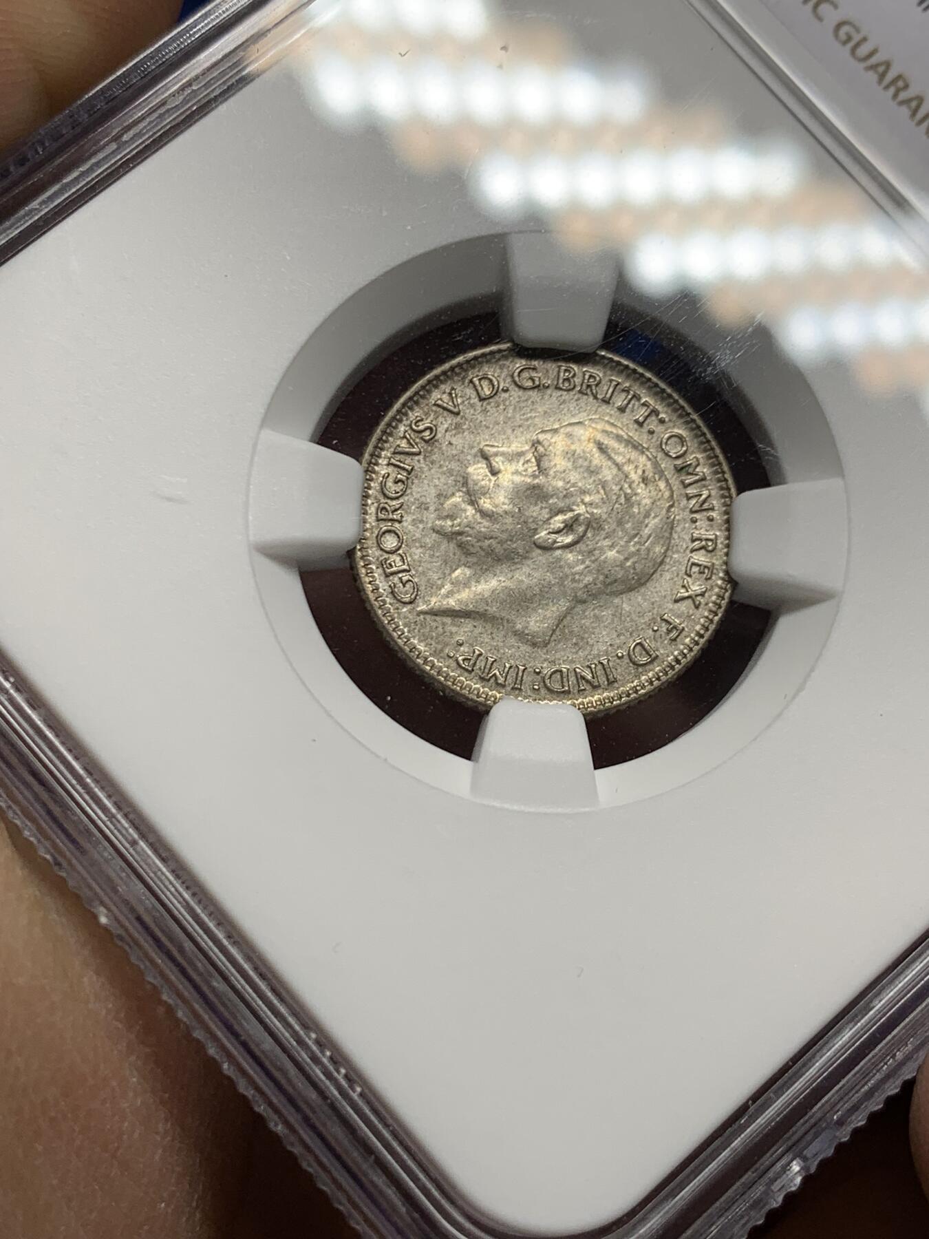 《竞宝斋》第360场 周日，周一  2场连拍 （全场包邮） NGC MS63 英国1930年乔治五世6便士银币，六浆果版。此版流通充分，高分比站狮版少见很多，记录仅4枚更高分。乔五凑套必备