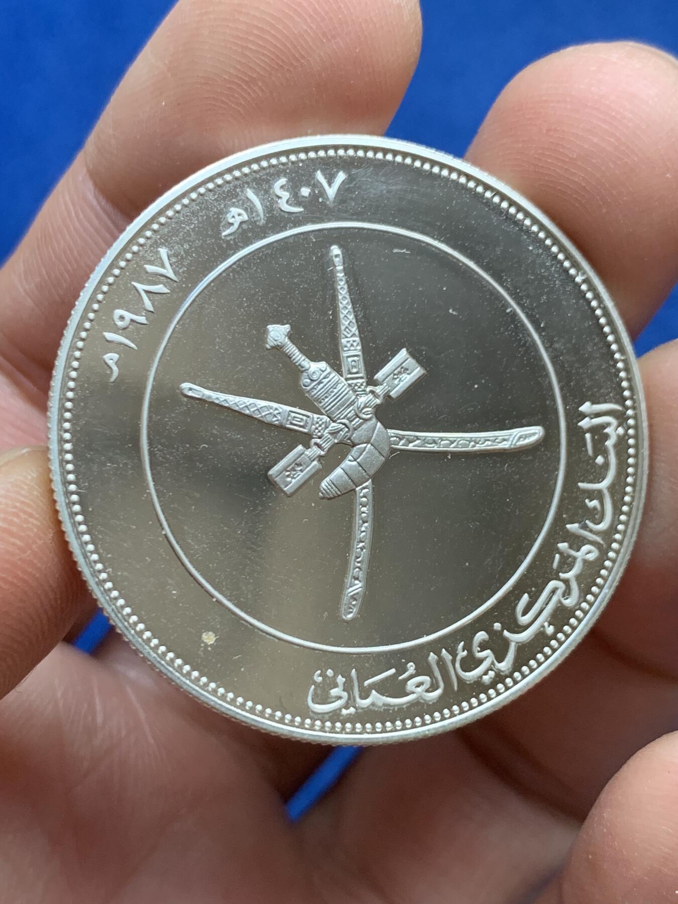 《竞宝斋》第360场 周日，周一  2场连拍 （全场包邮） 阿曼1987年世界野生动物苍鹰2.5里亚尔精制银币，重28.28g，925银，PROOF精制币，币面干净，状态极佳。