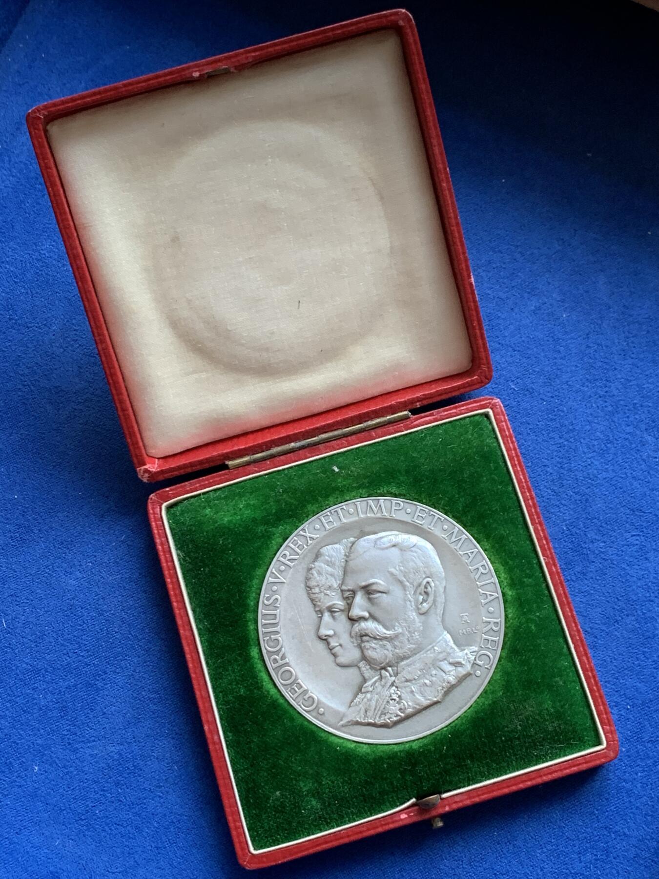 《竞宝斋》第360场 周日，周一  2场连拍 （全场包邮） 乔治五世1911年加冕大银章，51.8mm，73.1克，大银章少见，带原盒